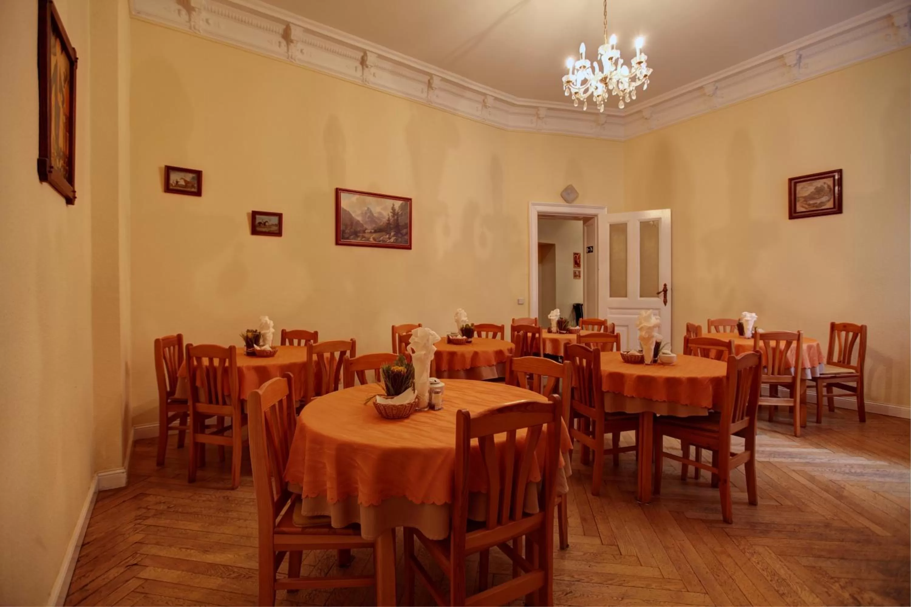 Restaurant/places to eat in Hotel Pension Bernstein am Kurfürstendamm