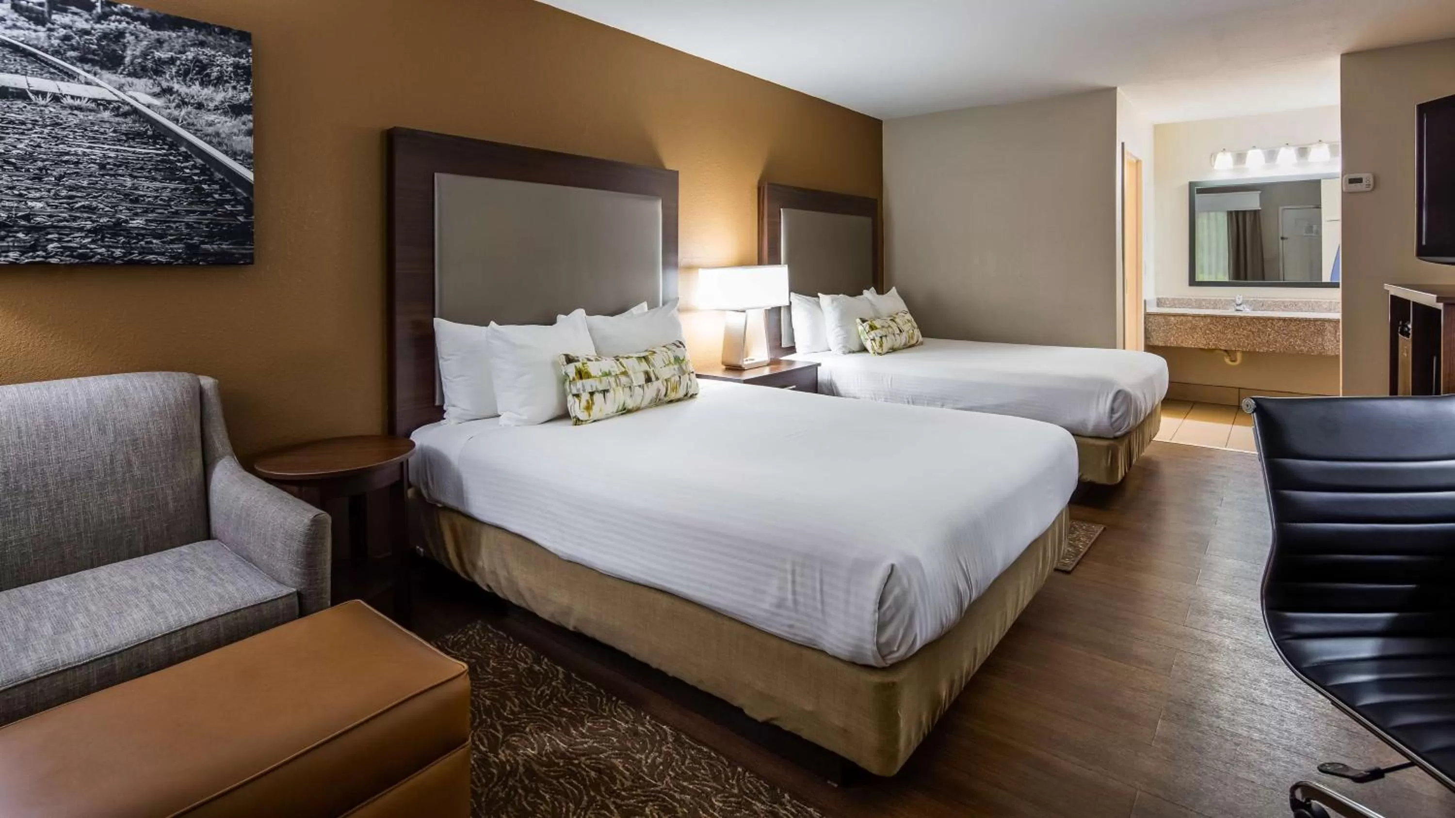 Photo of the whole room, Bed in Best Western Shenandoah Inn