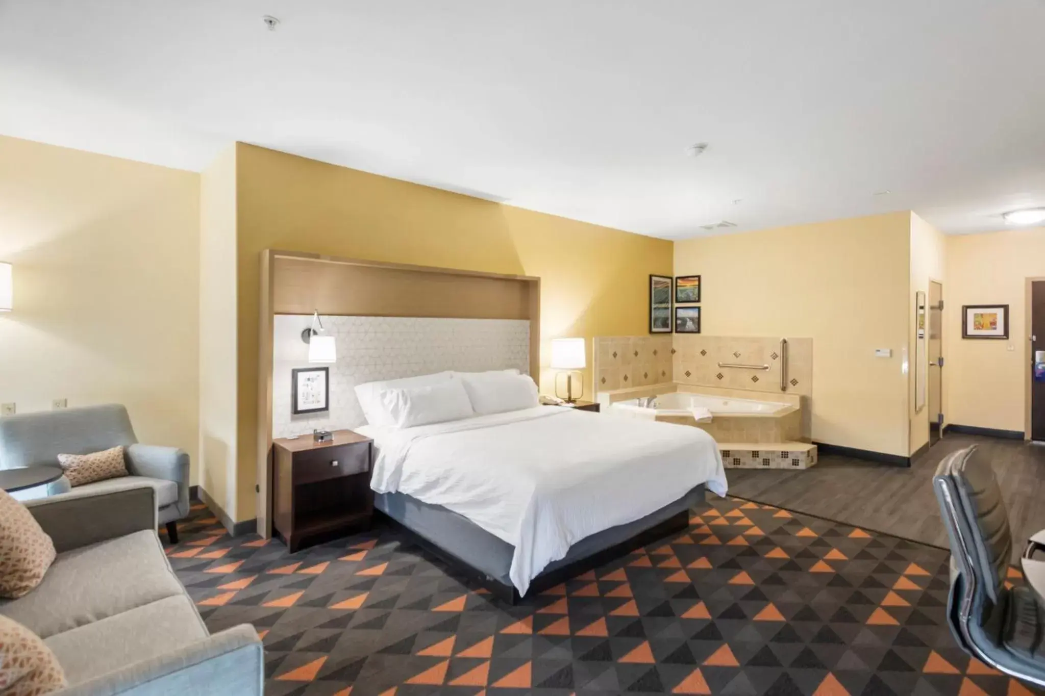 Bedroom, Bed in Holiday Inn Hotel & Suites Waco Northwest, an IHG Hotel