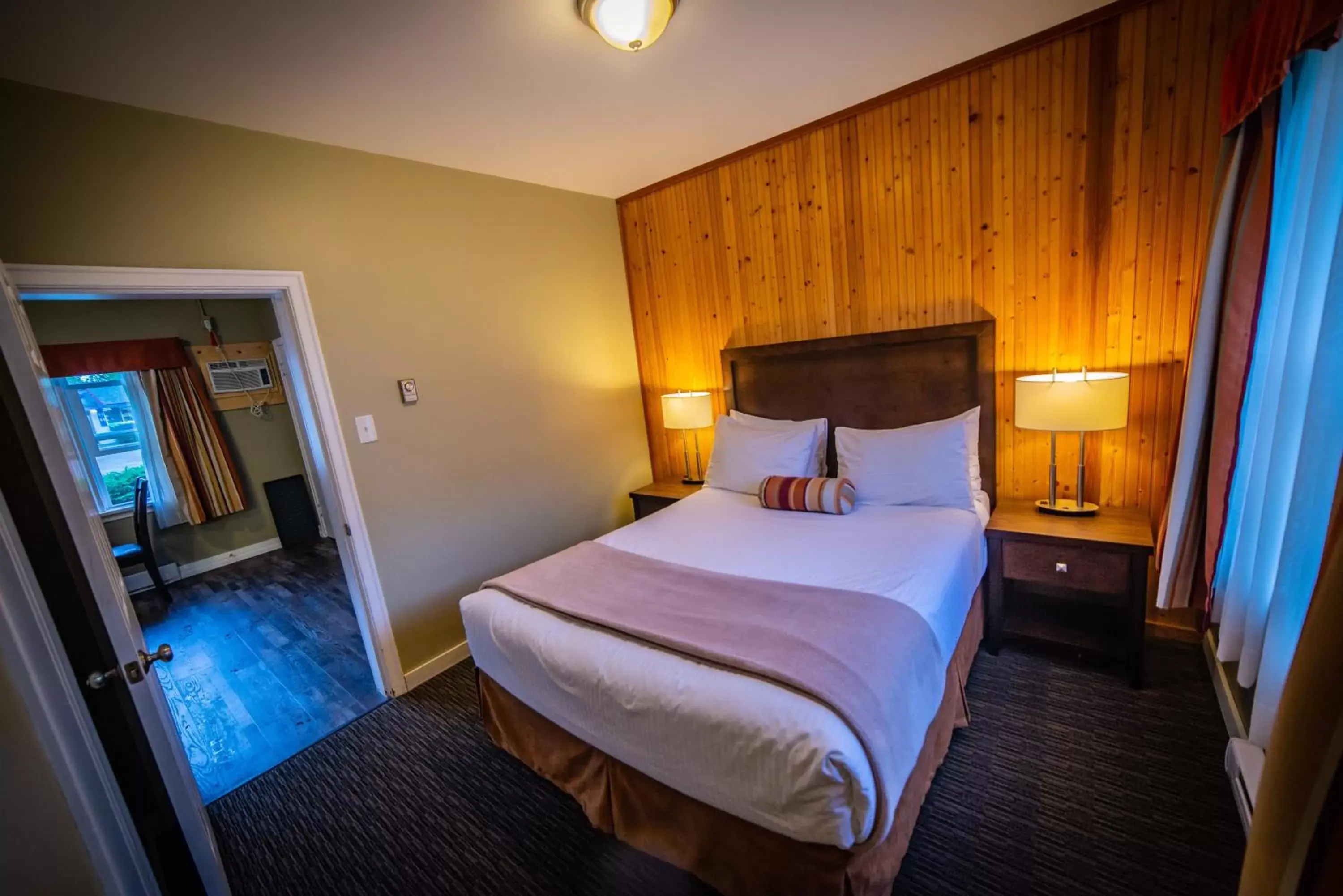 Bed in Alpine Inn & Suites