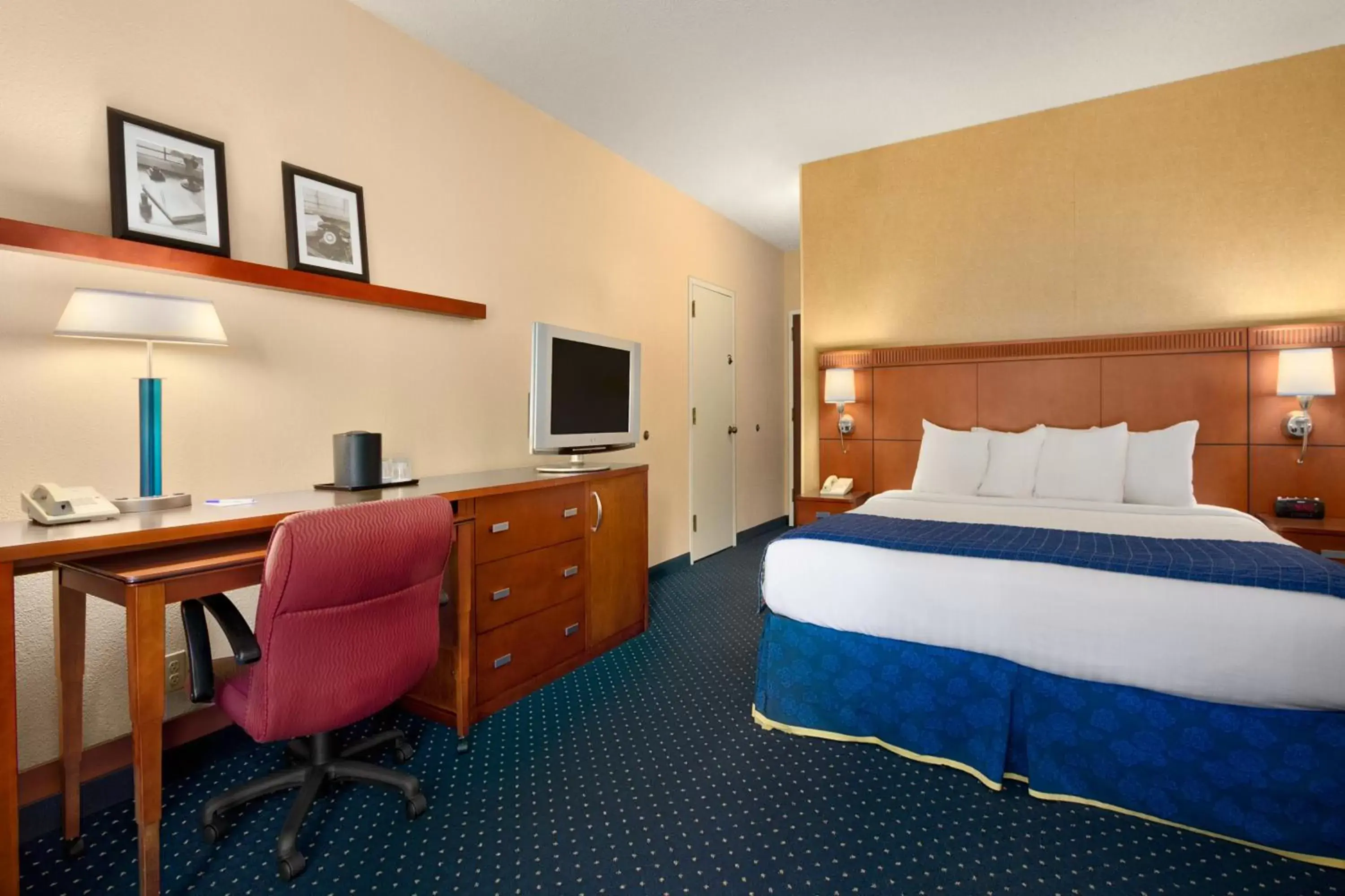 Photo of the whole room, Bed in Baymont by Wyndham Columbia Northwest