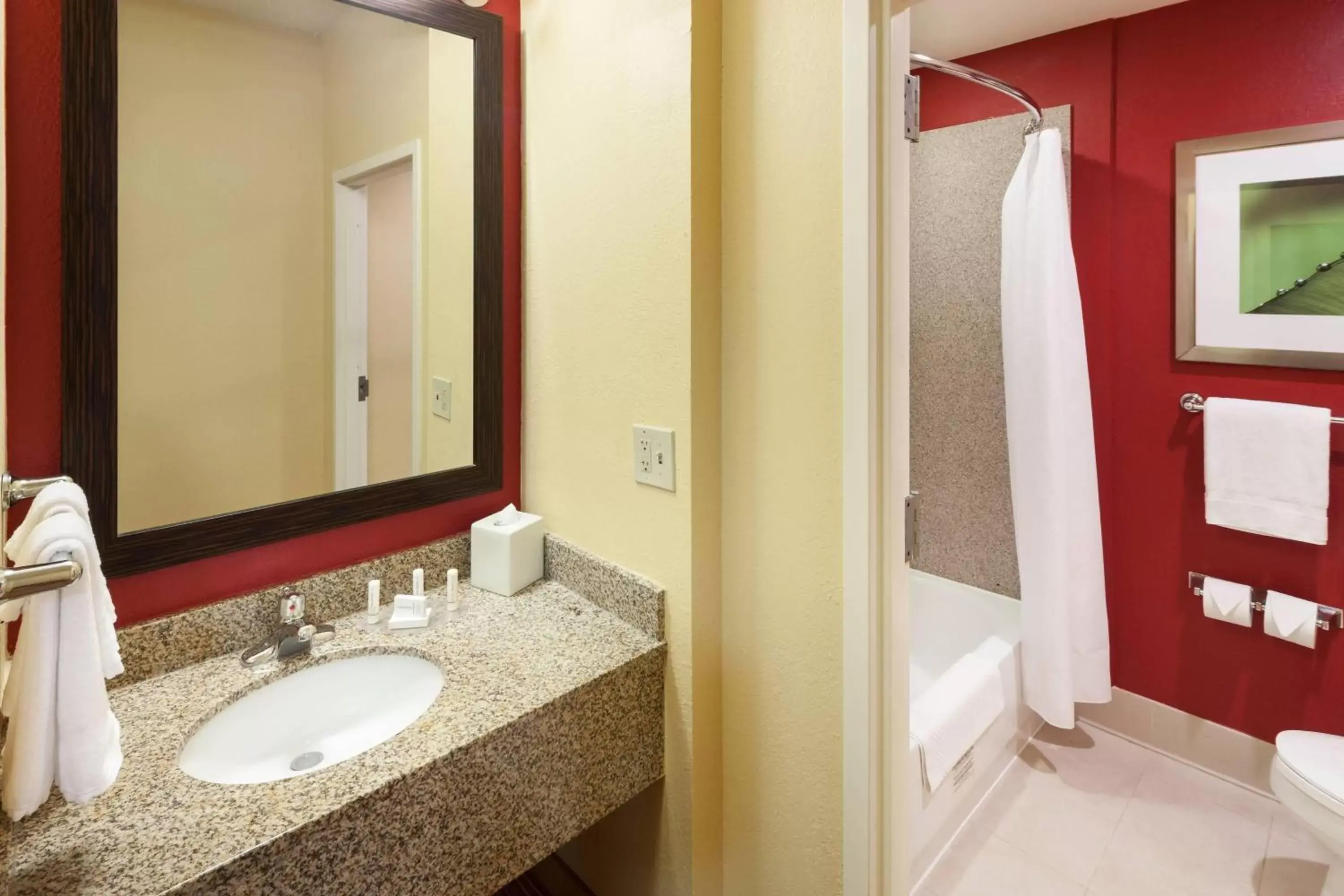 Bathroom in Courtyard by Marriott Jackson Ridgeland