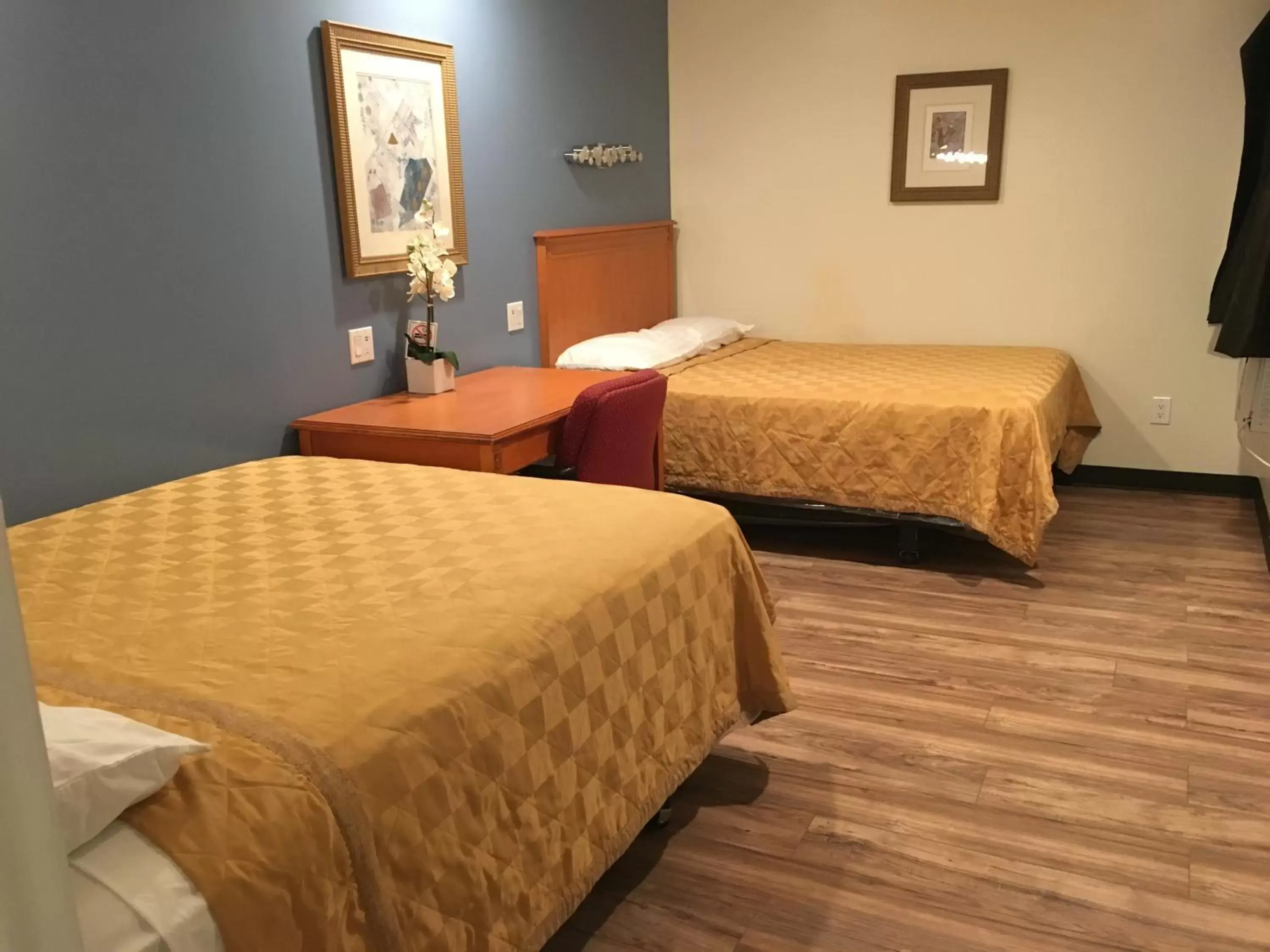 Photo of the whole room, Bed in Lincoln Park Motel