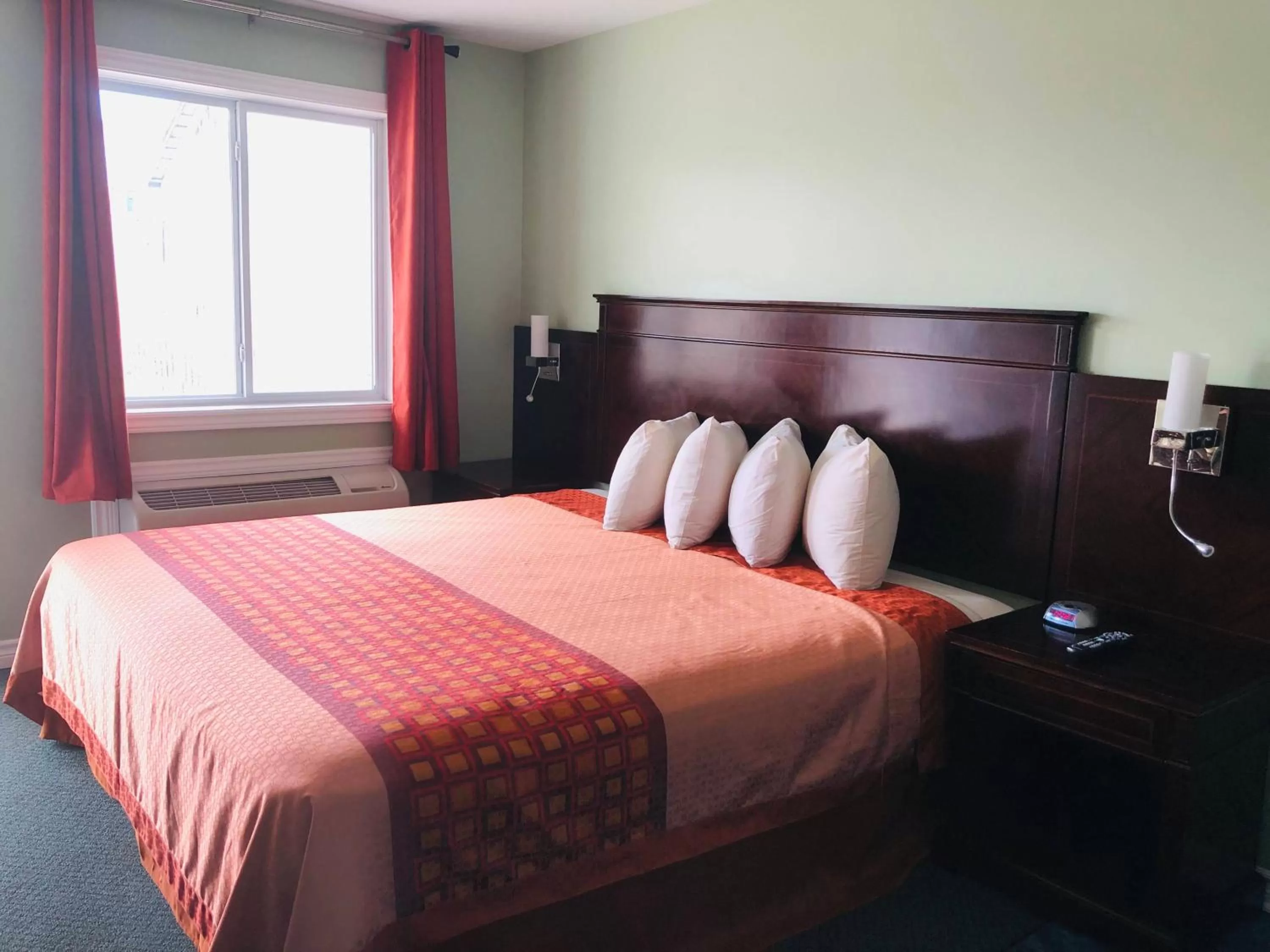 Bed in Perth Plaza Inn & Suites