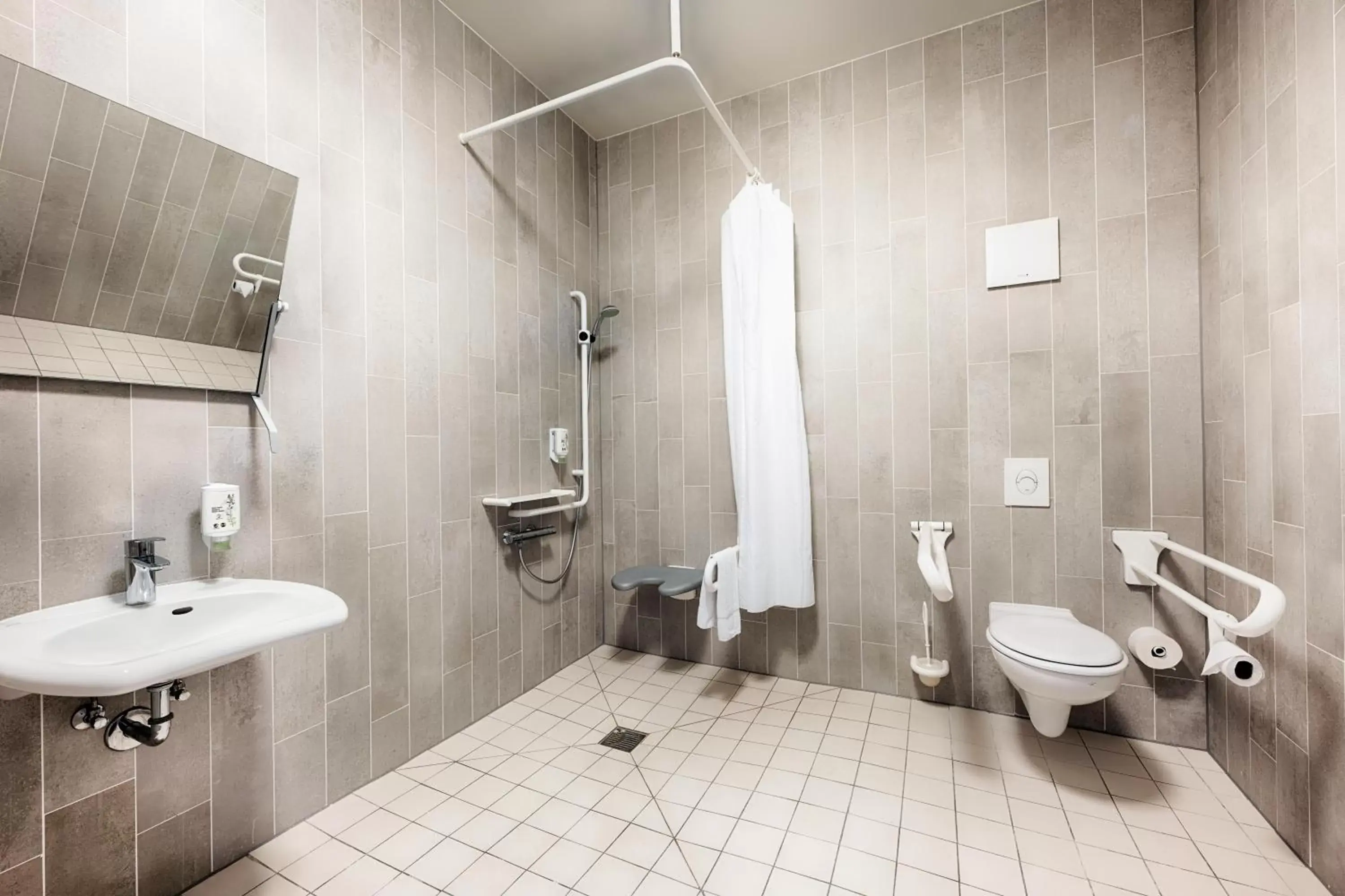 Bathroom in B&B Hotel Berlin-Airport