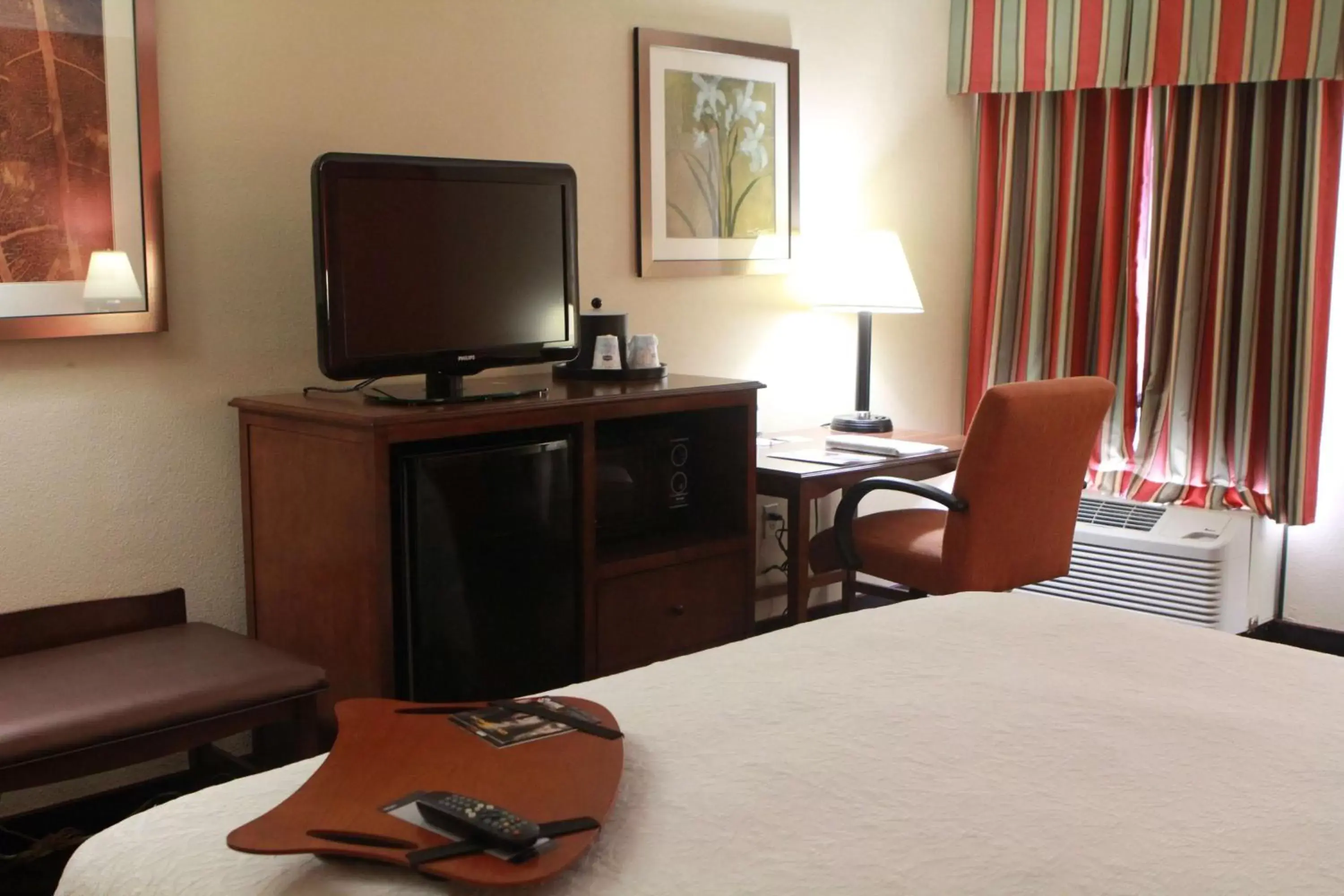 Bed, TV/Entertainment Center in Hampton Inn Beaumont