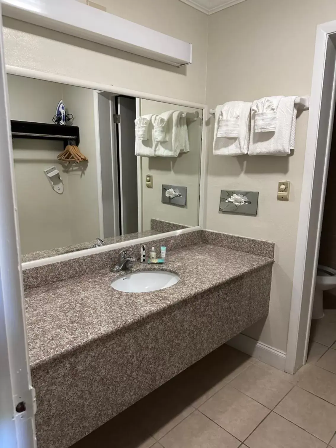 Double Room with Two Double Beds - Exterior Hall/Non-Smoking in Windsor inn of Jacksonville Double Room with Two Double Beds - Exterior Hall/Non-Smoking in Windsor inn of Jacksonville