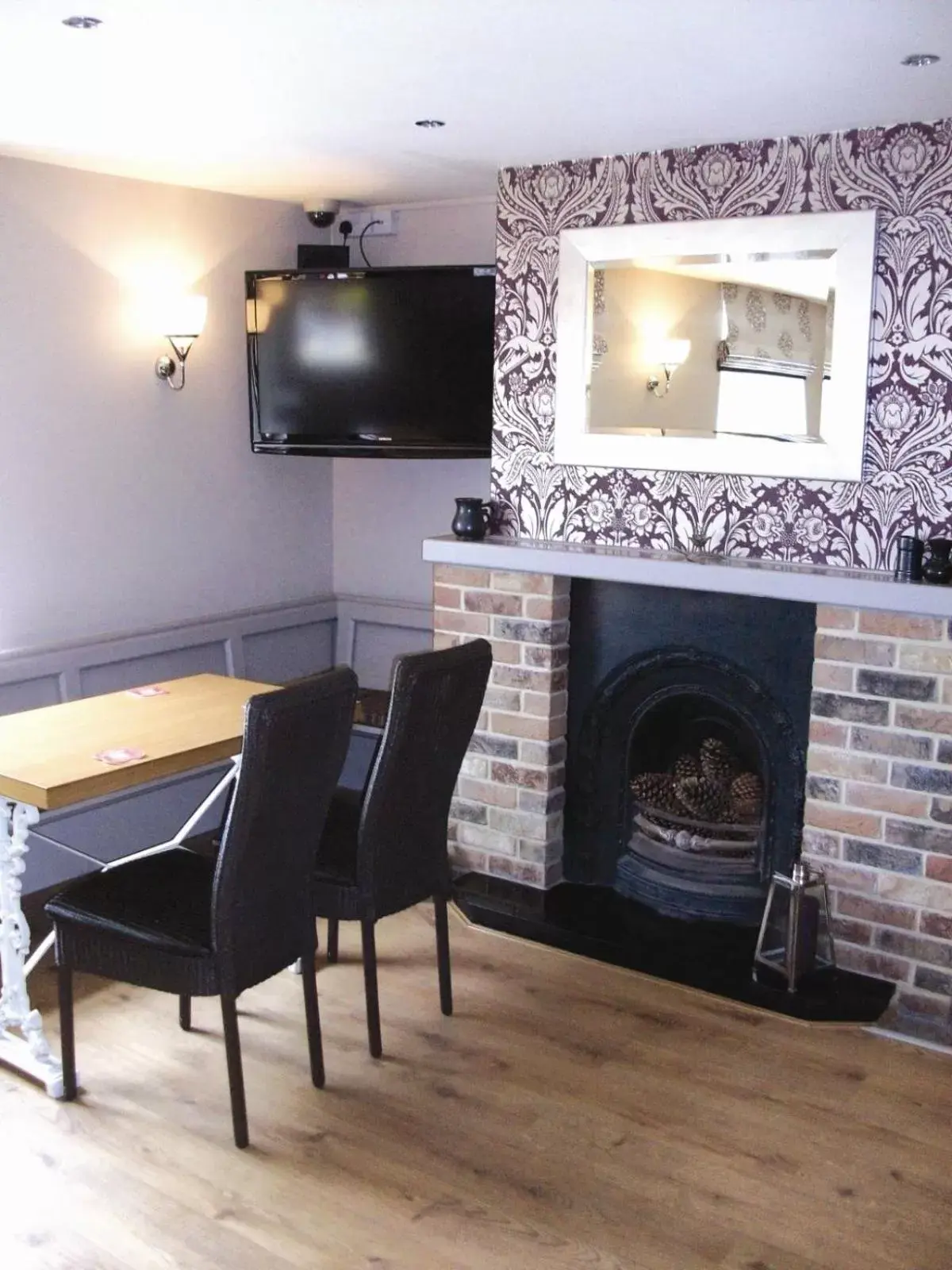 Dining area, TV/Entertainment Center in The Anchor Inn