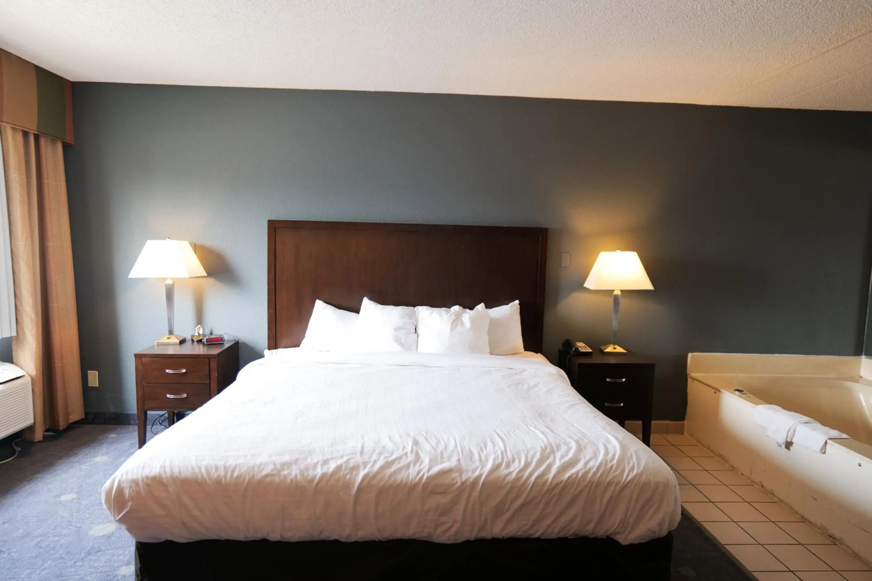 Bed in Baymont by Wyndham Flint Airport North Bed in Baymont by Wyndham Flint Airport North