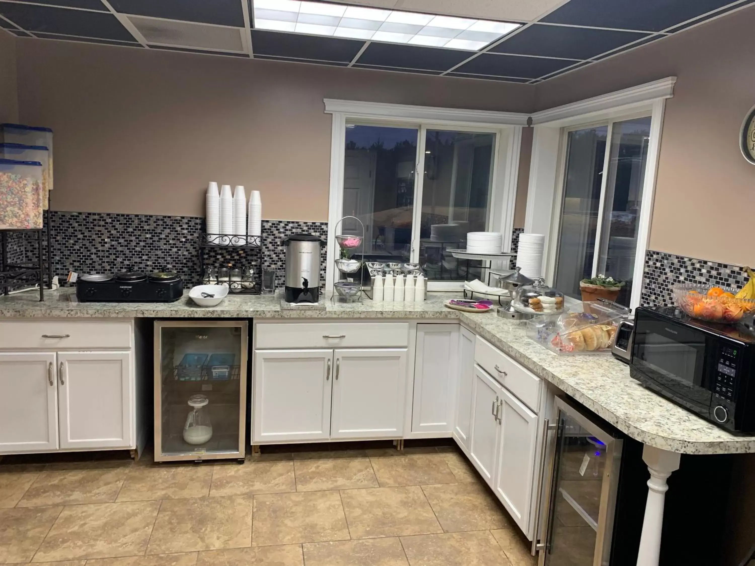 Kitchen/Kitchenette in Americas Best Value Inn - Gaylord