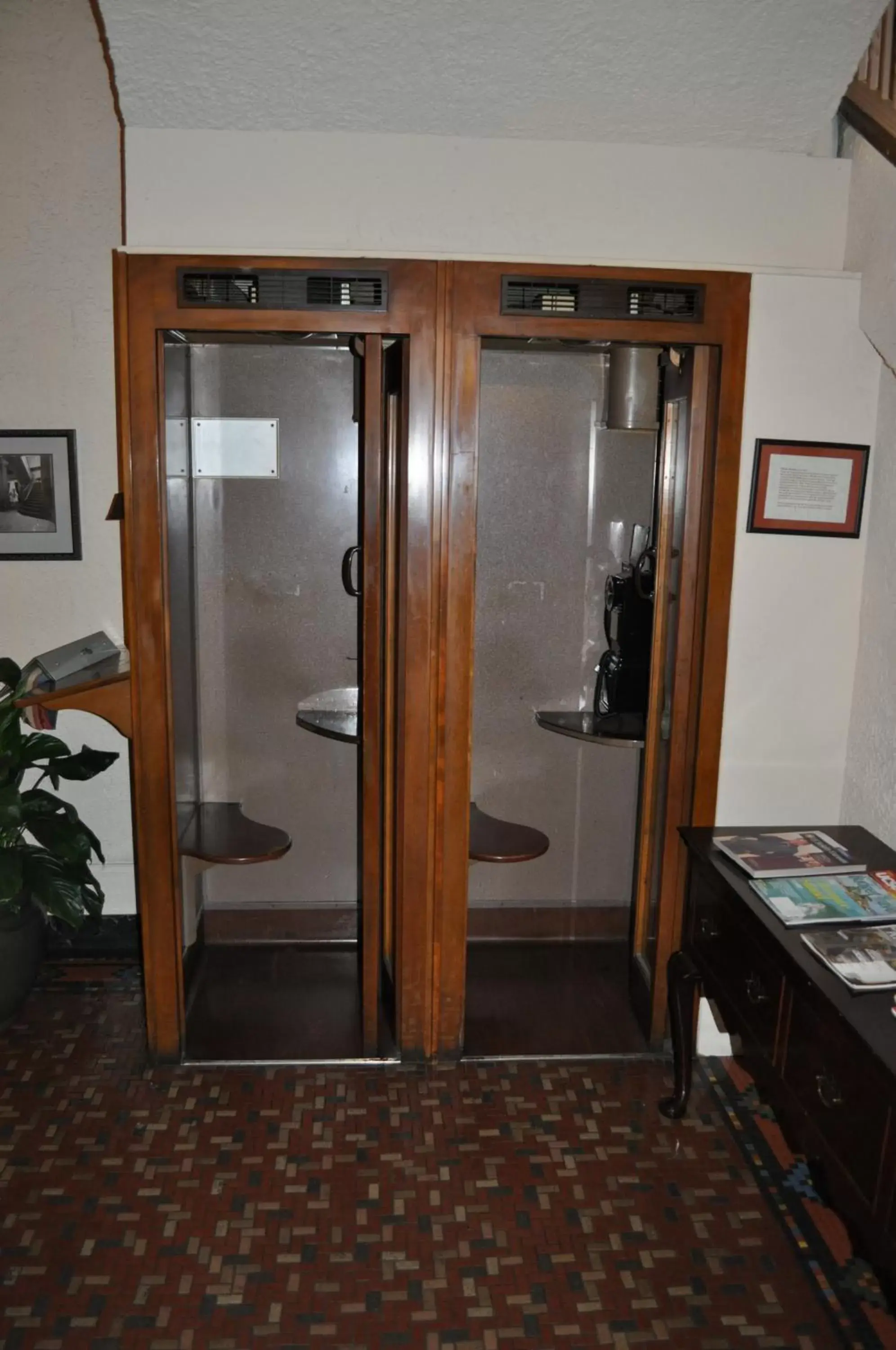 Lobby or reception, Bathroom in Cardinal Hotel