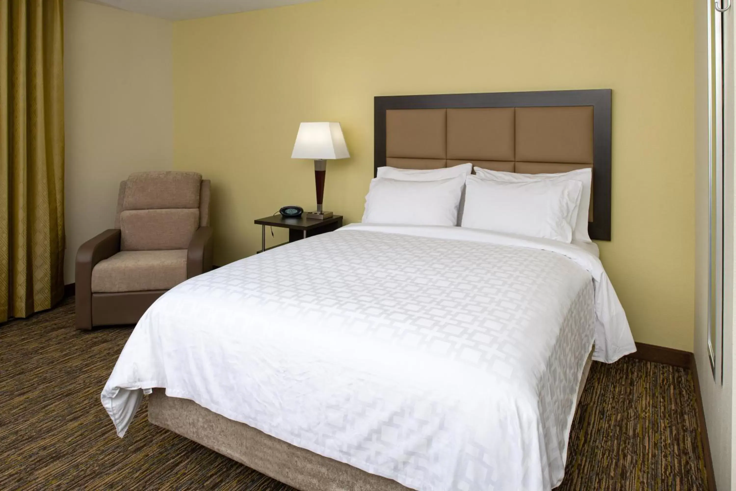 Photo of the whole room, Bed in Candlewood Suites Olathe, an IHG Hotel