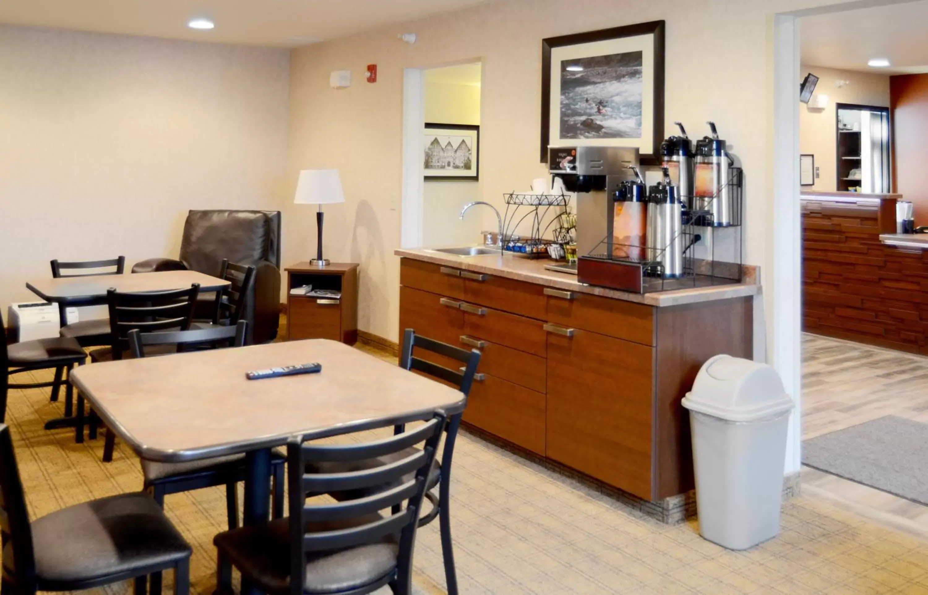 Coffee/tea facilities, Restaurant/Places to Eat in My Place Hotel-Aberdeen, SD