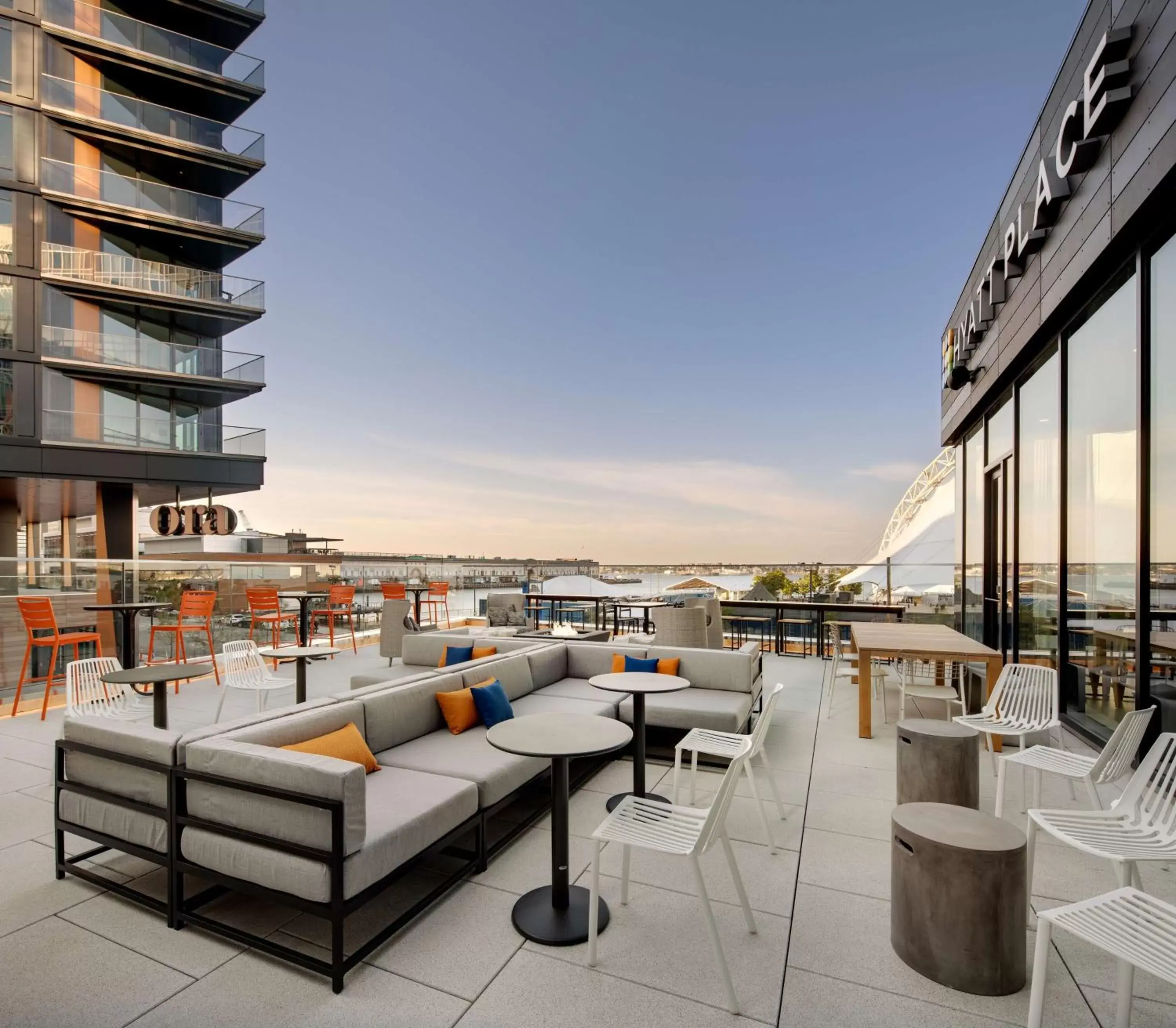 Lounge or bar in Hyatt Place Boston/Seaport District