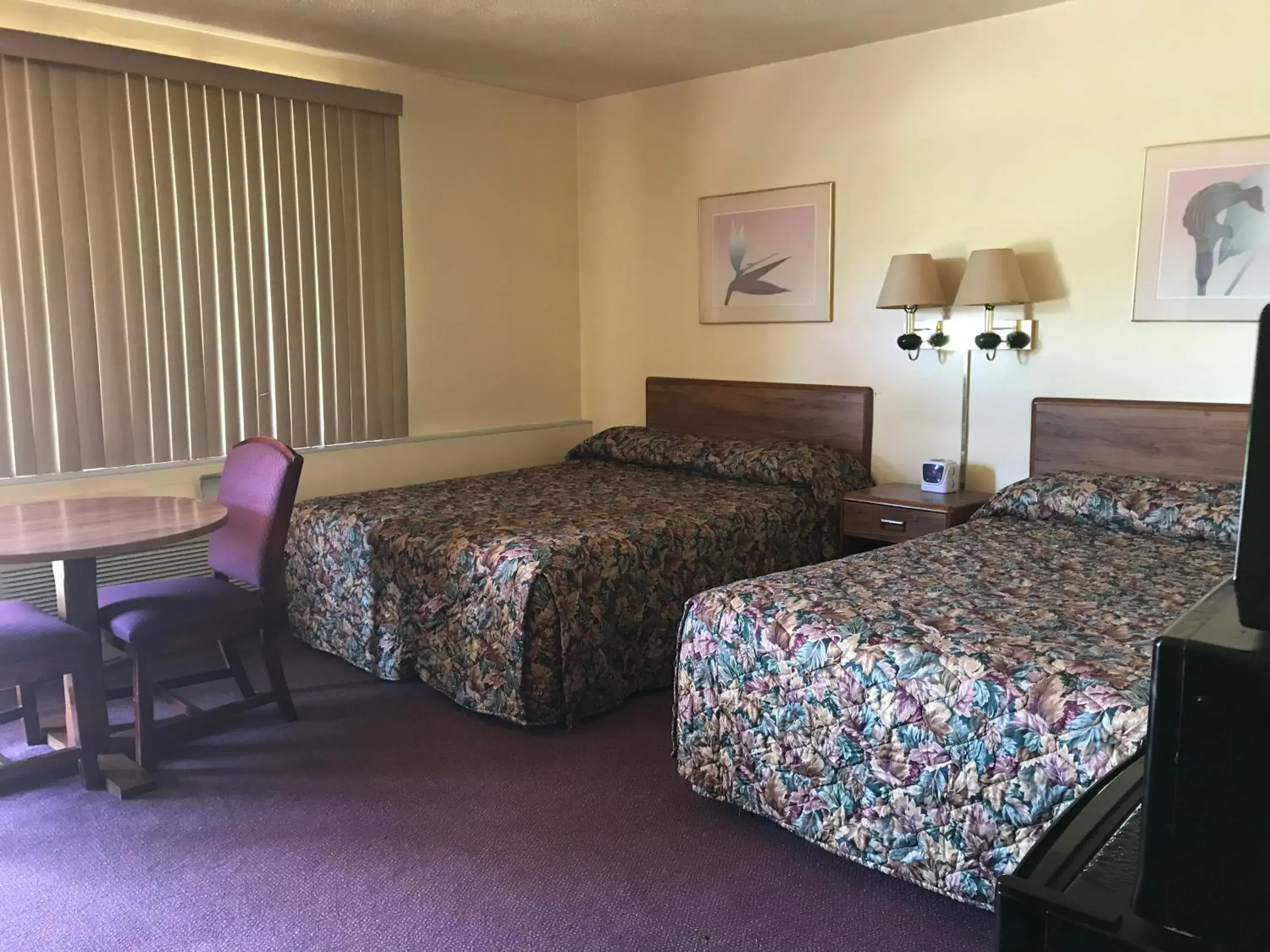 Bed in Allenwood Motel