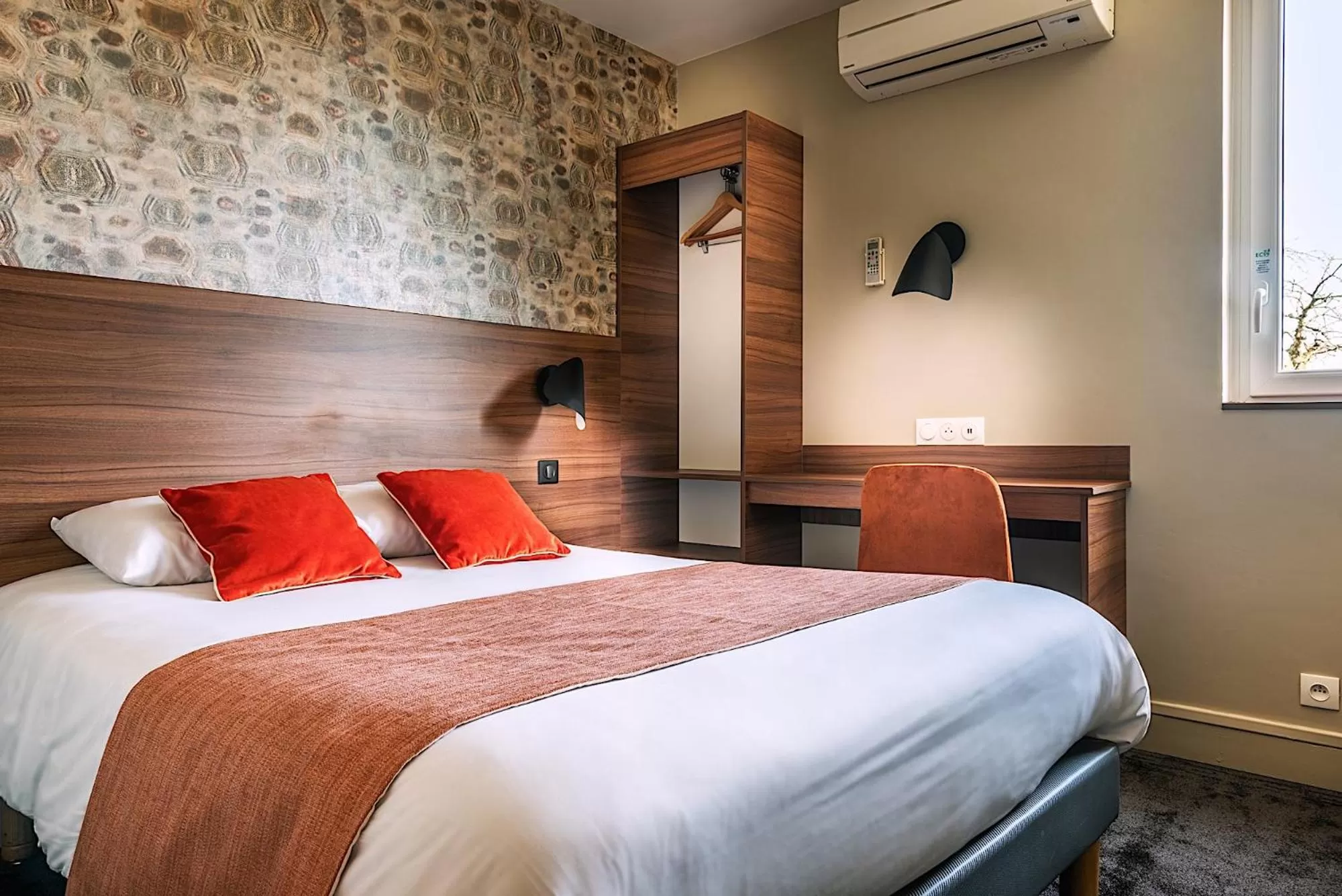 Bedroom, Bed in Contact Hôtel Astréa Nevers Nord et son restaurant la Nouvelle Table