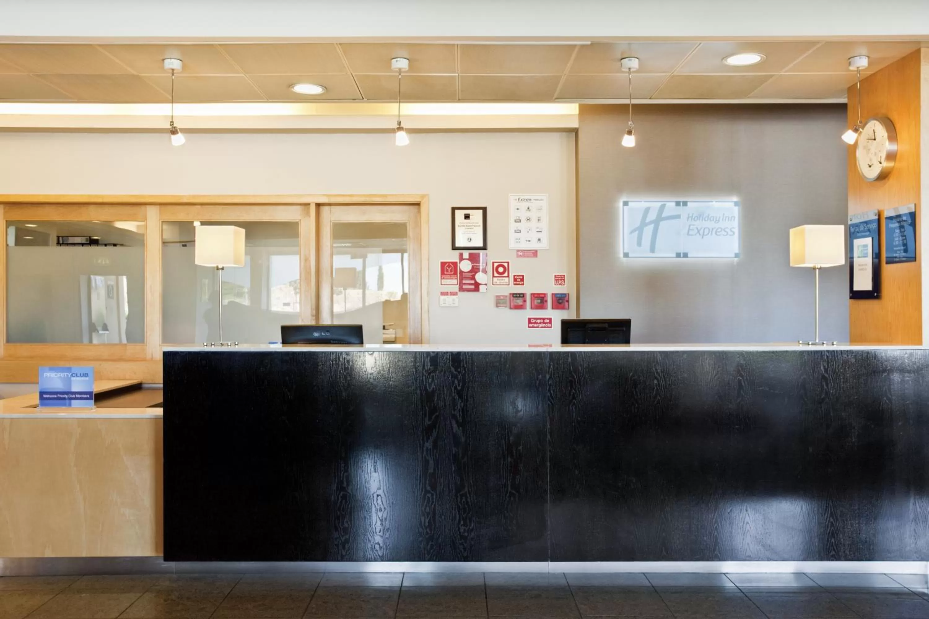 Lobby or reception in Holiday Inn Express Lisbon-Oeiras by IHG