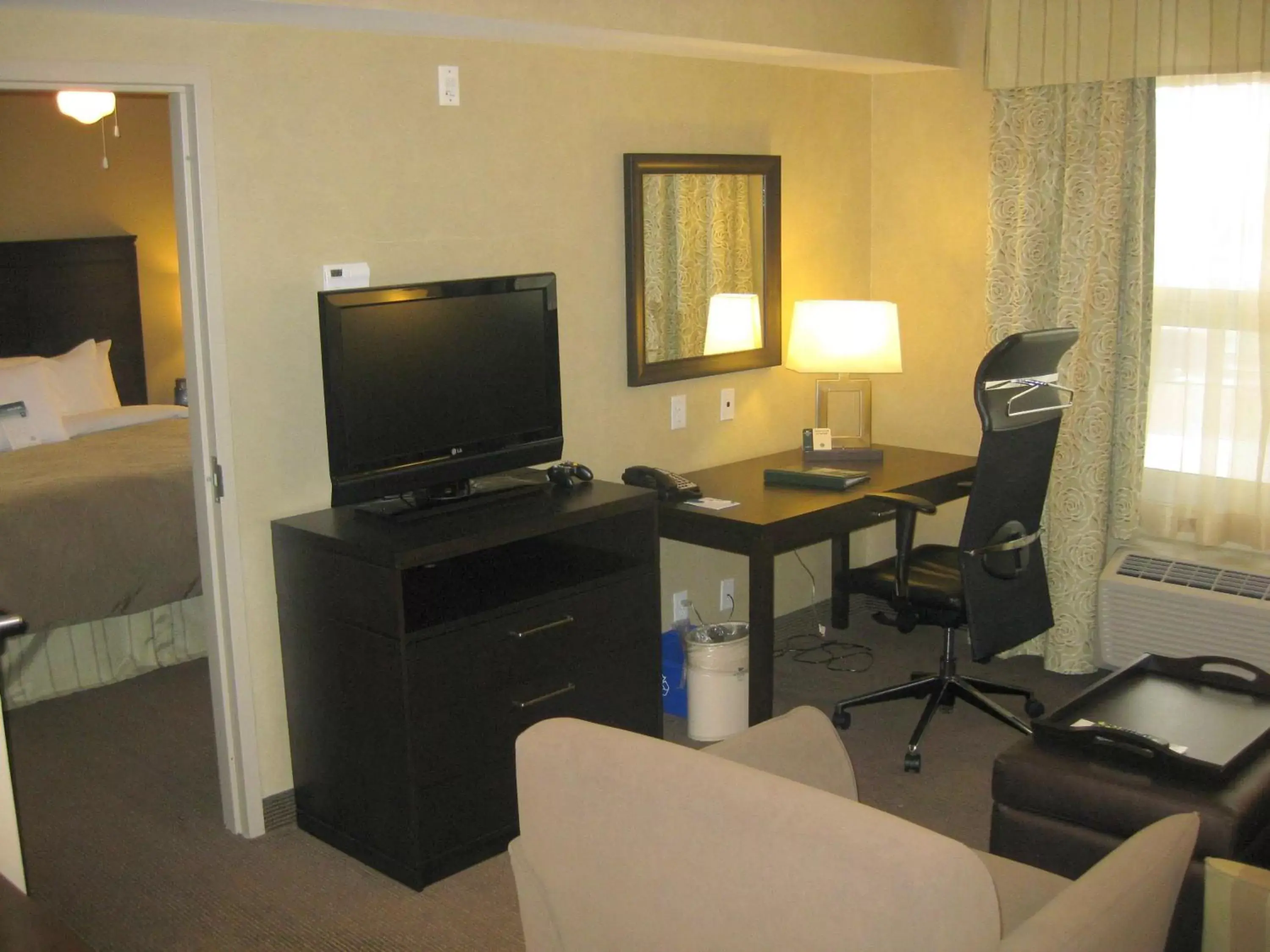 Living room, TV/Entertainment Center in Homewood Suites by Hilton Toronto-Markham