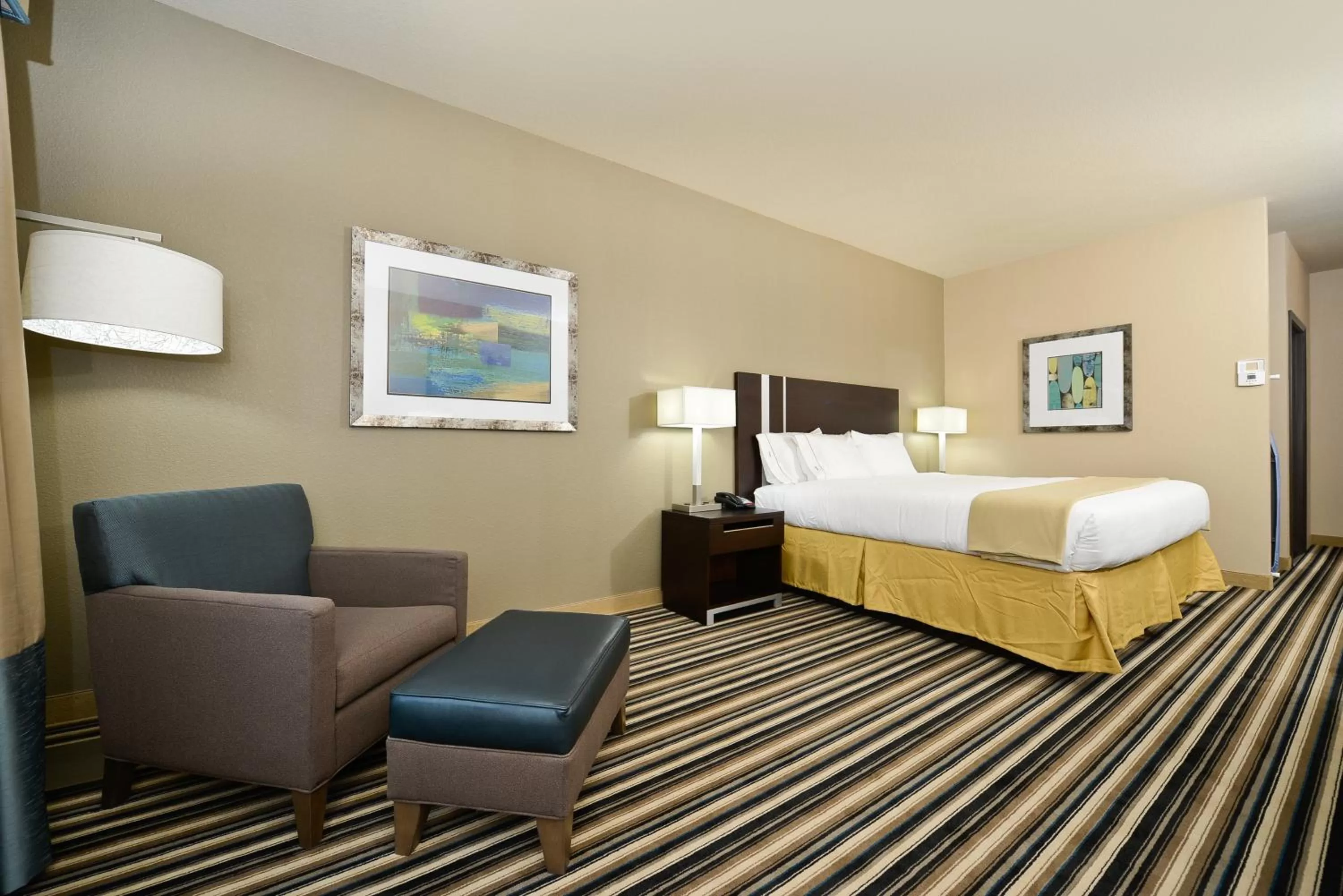 Photo of the whole room, Bed in Holiday Inn Express & Suites Forrest City by IHG