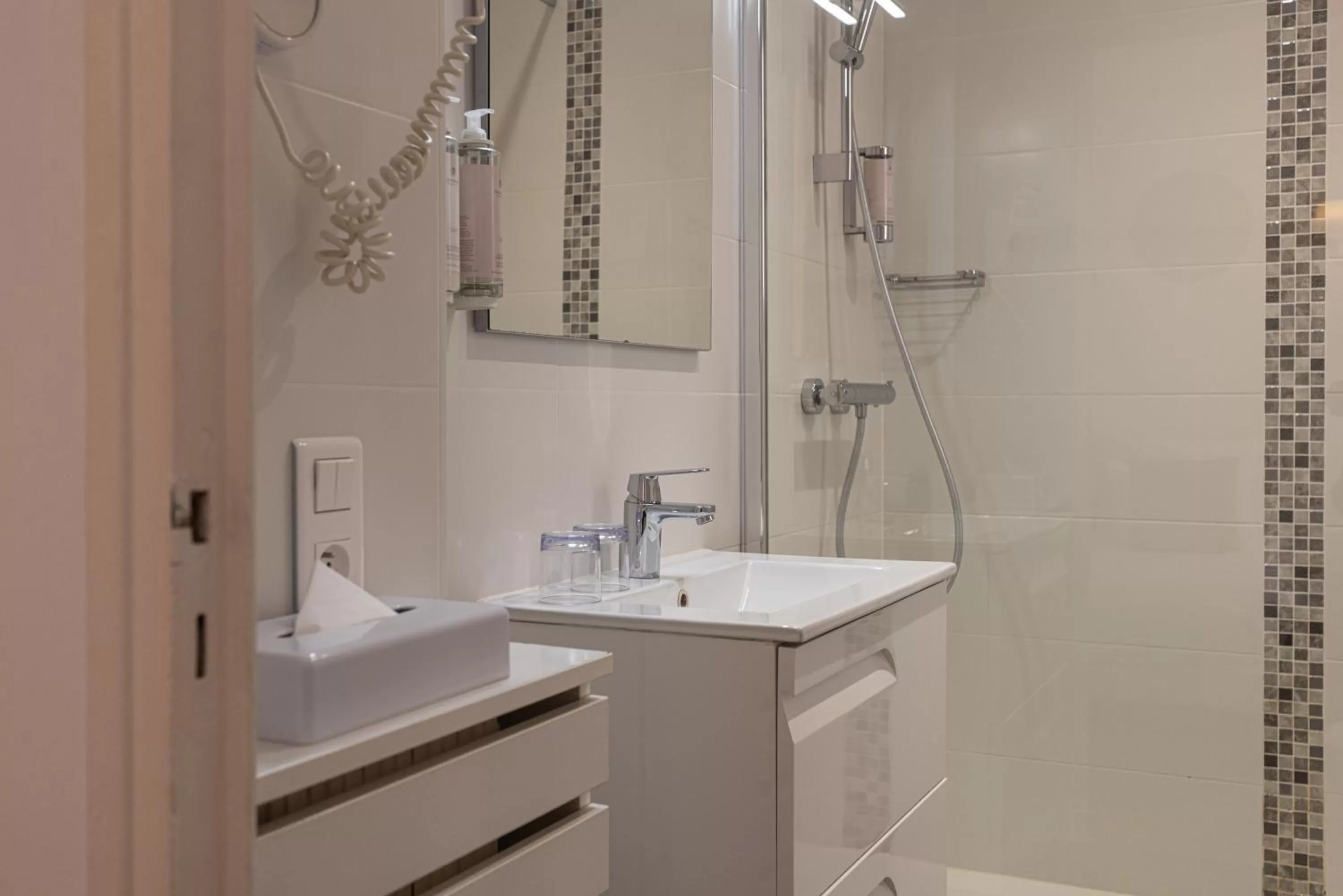 Bathroom in Hôtel & Espace Bien-être La Maison du Lierre