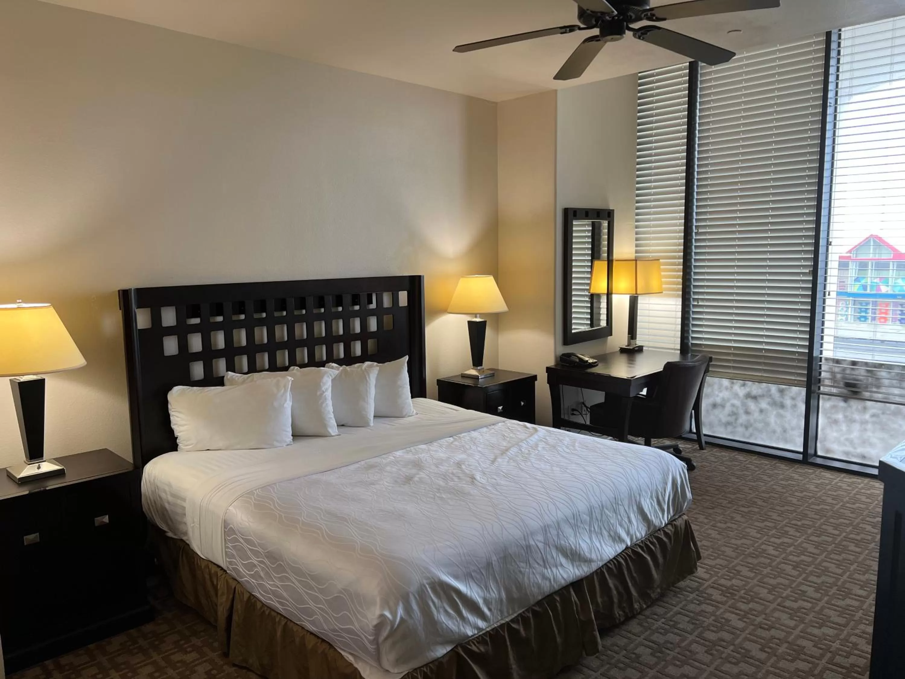 Photo of the whole room, Bed in Sunchase Inn & Suites