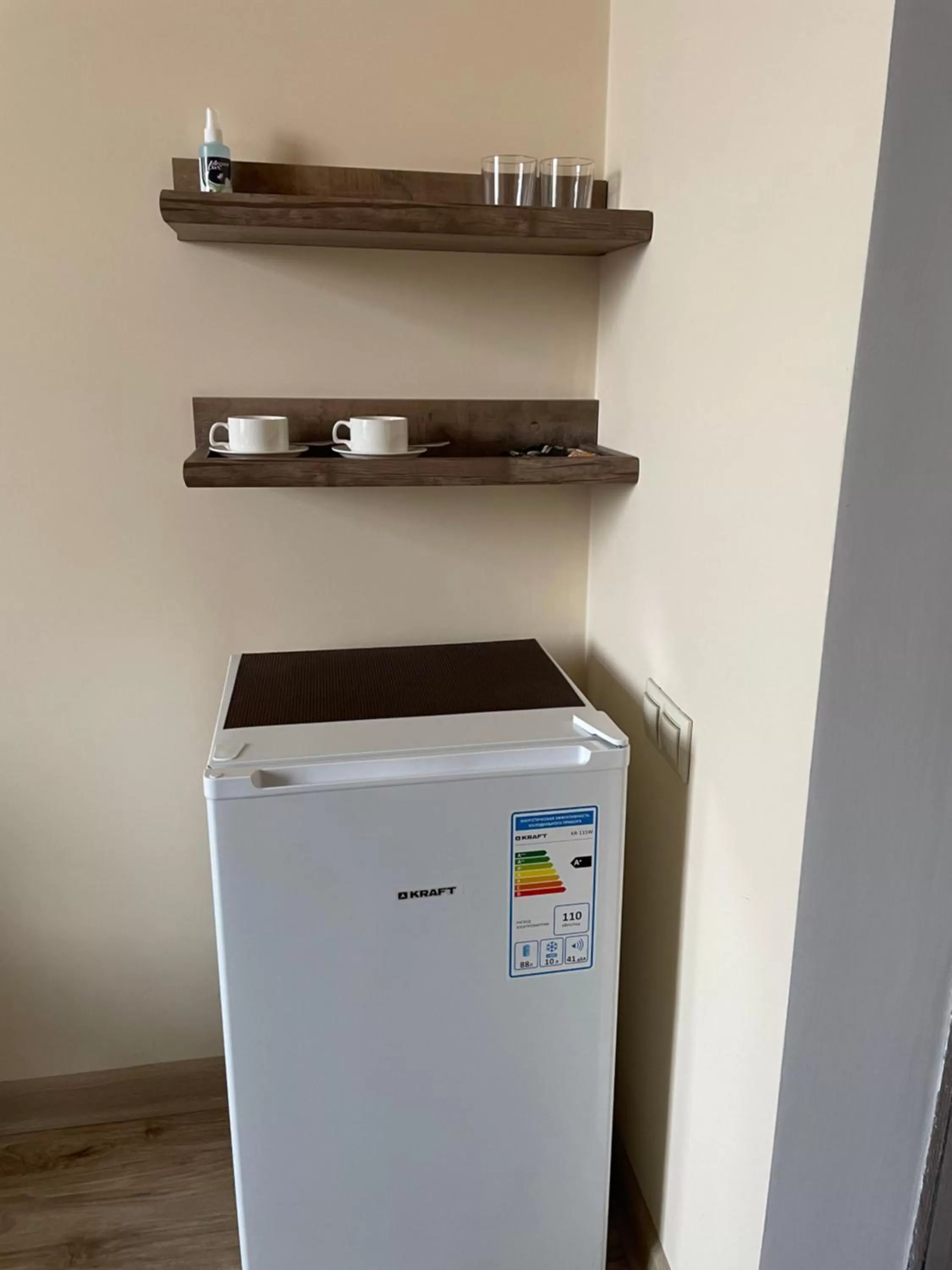 Photo of the whole room, Kitchen/Kitchenette in Glendale Boutique Hotel