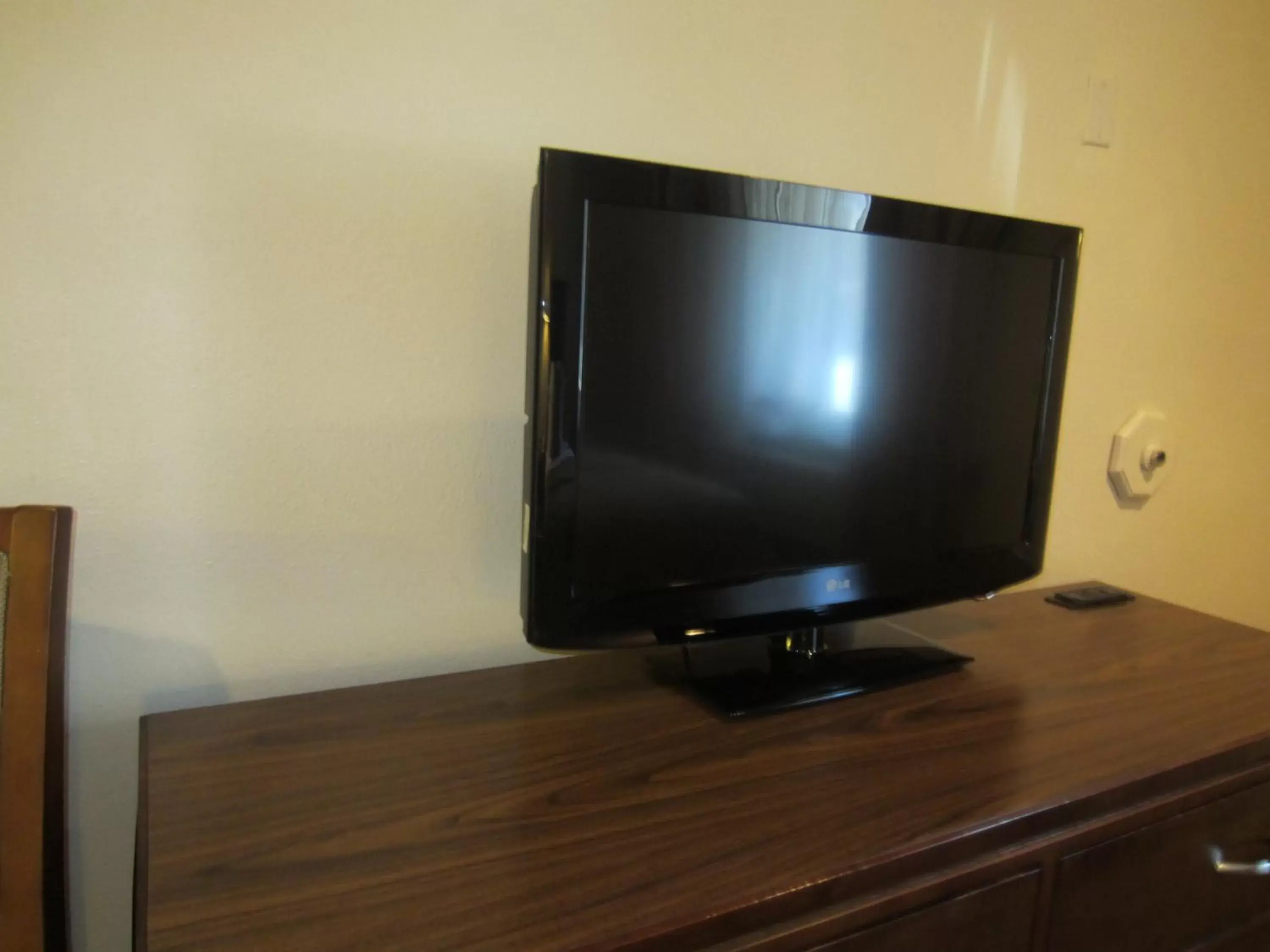 TV and multimedia, TV/Entertainment Center in Days Inn by Wyndham San Diego Hotel Circle