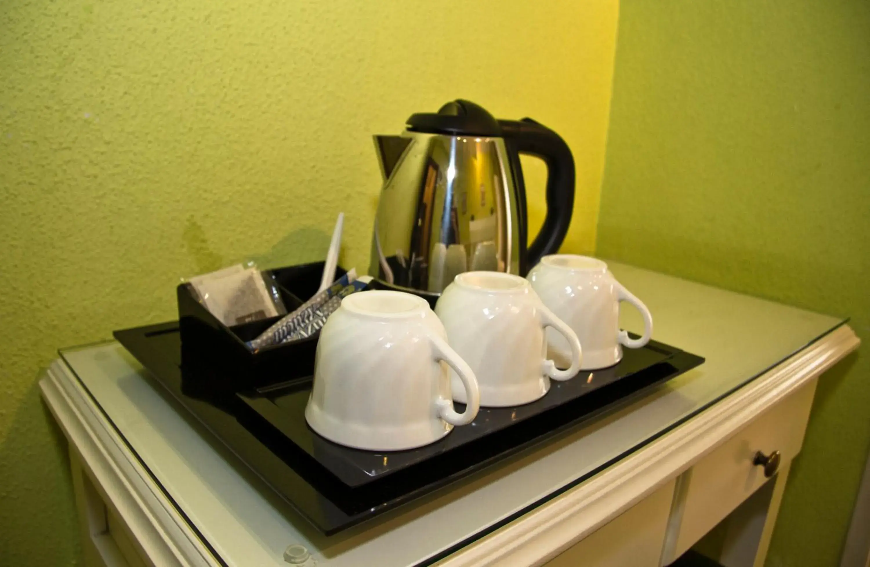 Coffee/Tea Facilities in Hostal Los Alpes