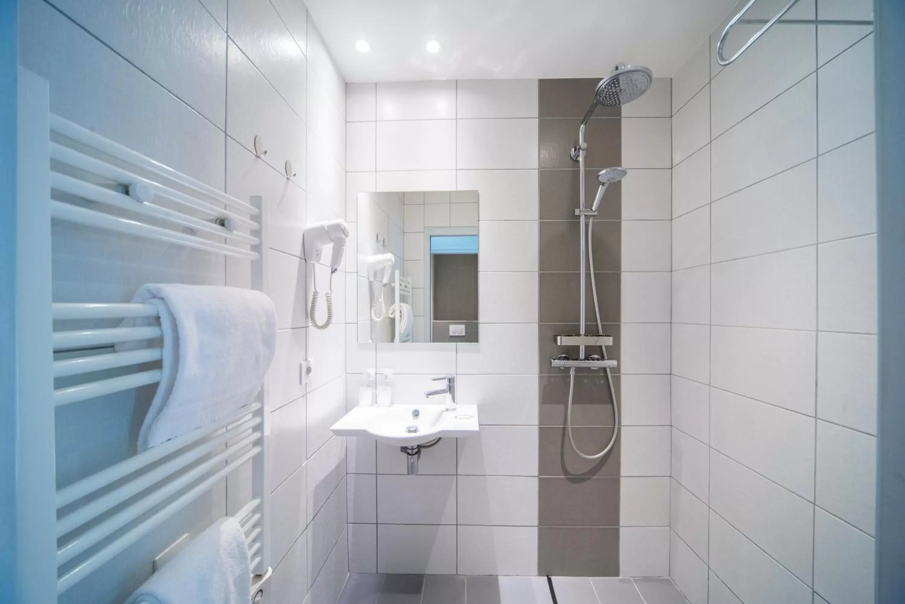 Shower, Bathroom in Residence Metropole Toulouse