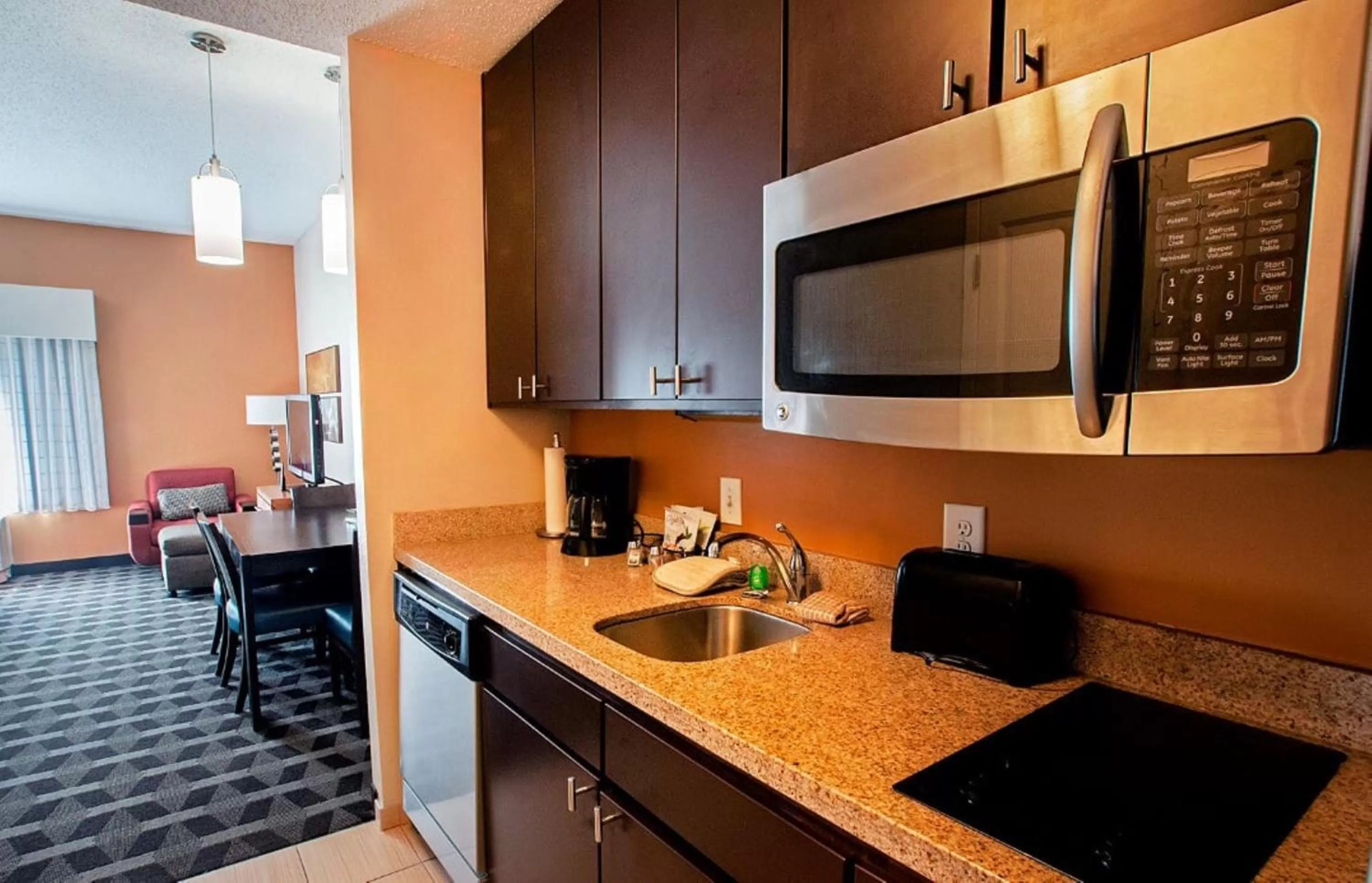Communal kitchen in TownePlace Suites by Marriott Baton Rouge Gonzales
