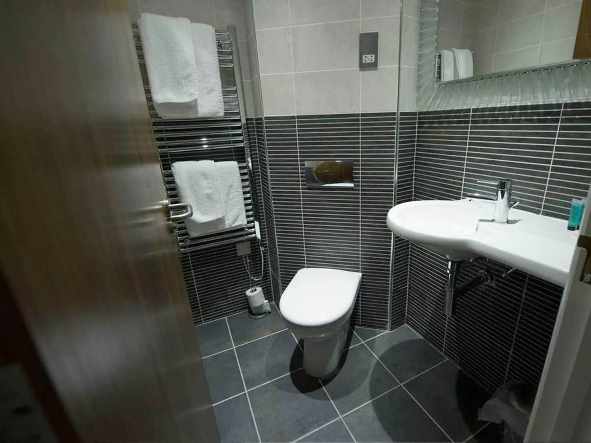 Bathroom in Ramada Birmingham Oldbury M5 J2