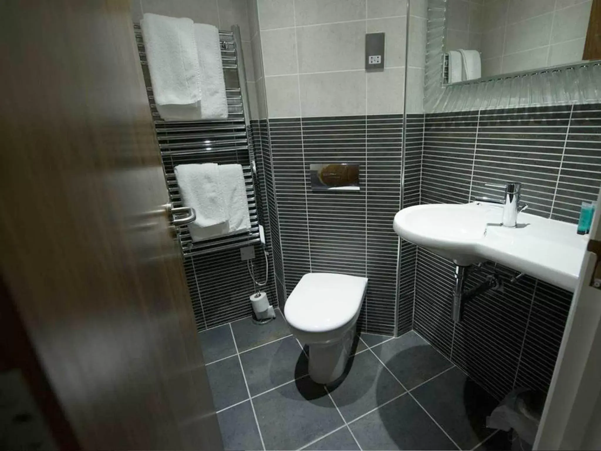 Bathroom in Ramada Birmingham Oldbury M5 J2 Bathroom in Ramada Birmingham Oldbury M5 J2