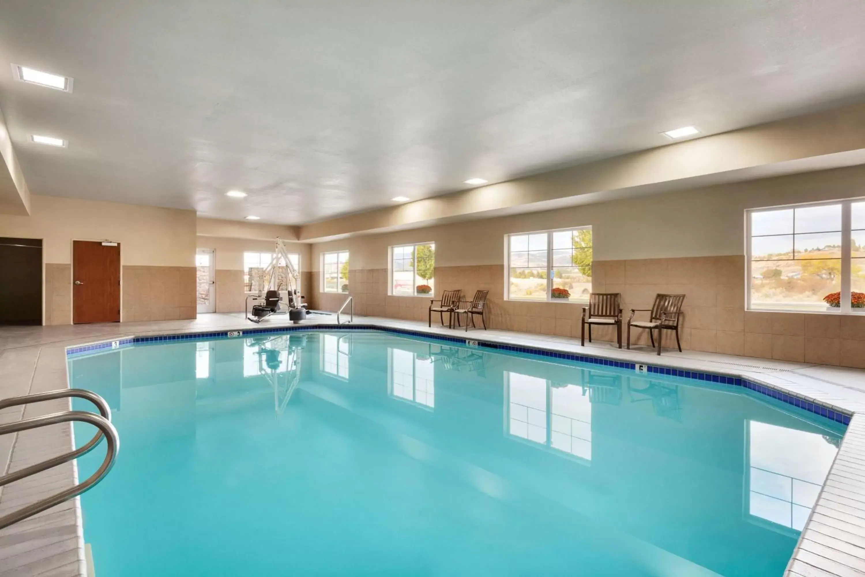 Pool view, Swimming Pool in Best Western PLUS Peppertree Inn at Omak