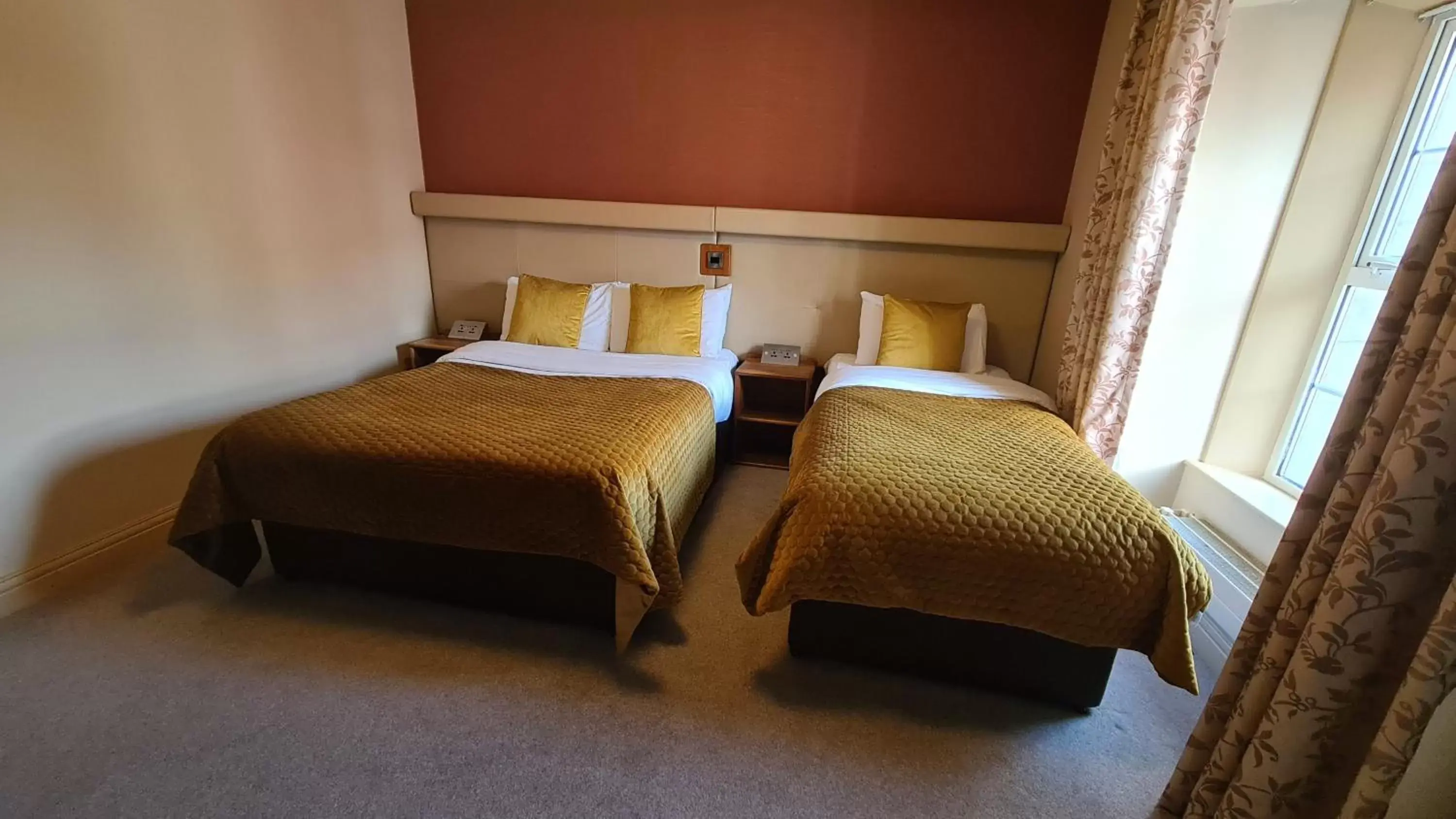 Bedroom, Bed in The Farnham Arms Hotel