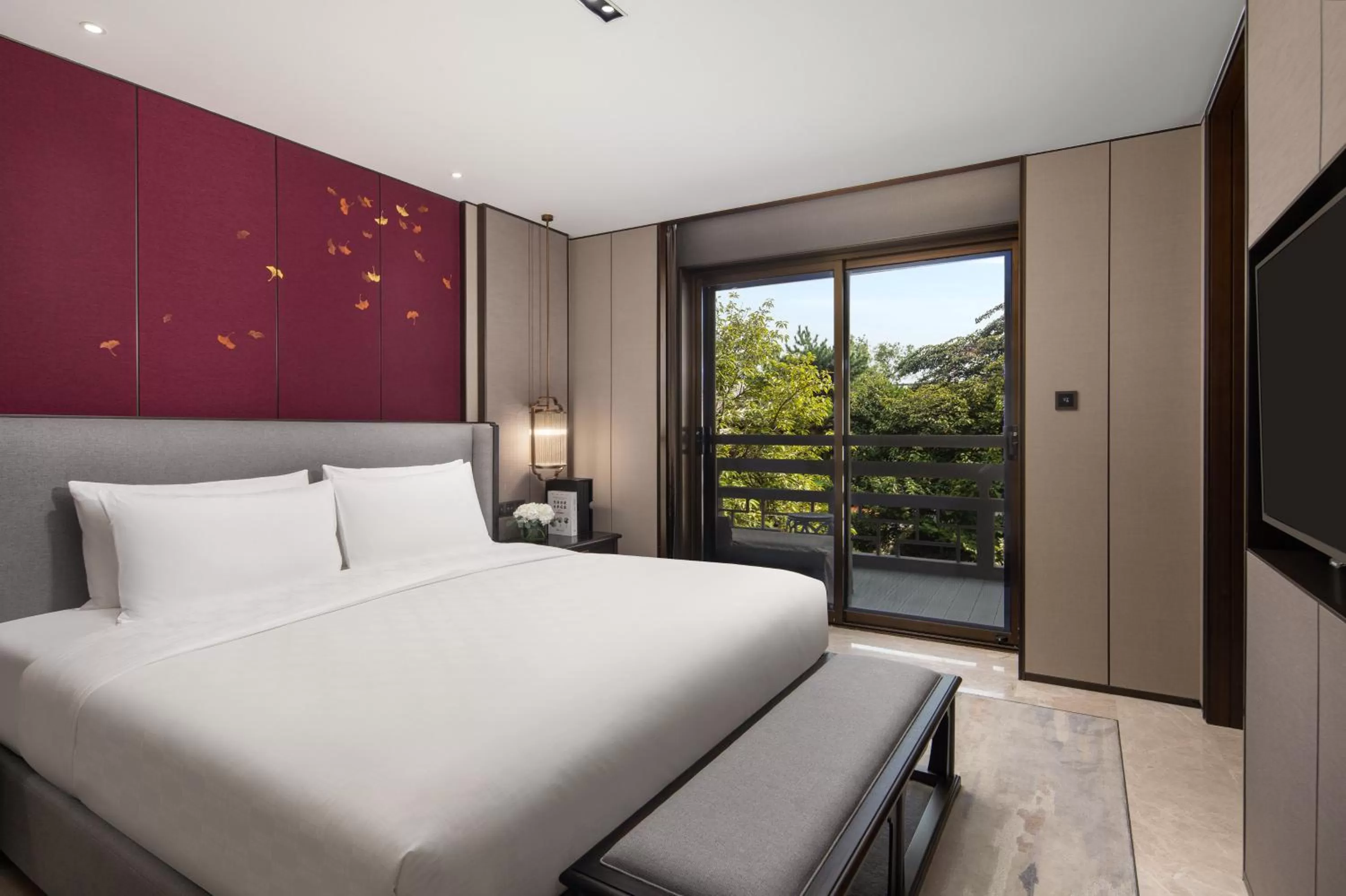Photo of the whole room, Bed in HUALUXE Xi'an Tanghua by IHG