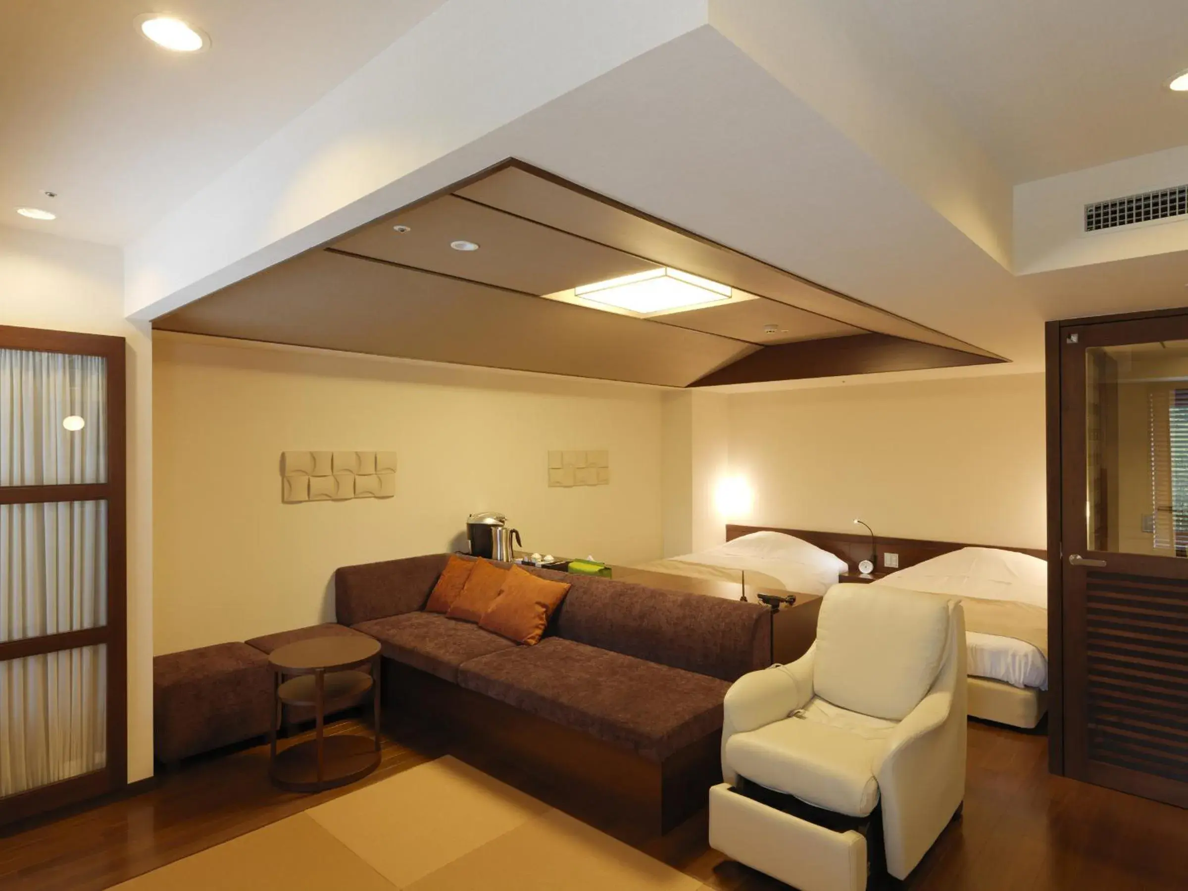 Photo of the whole room, Seating Area in Jozankei Tsuruga Resort Spa Mori no Uta