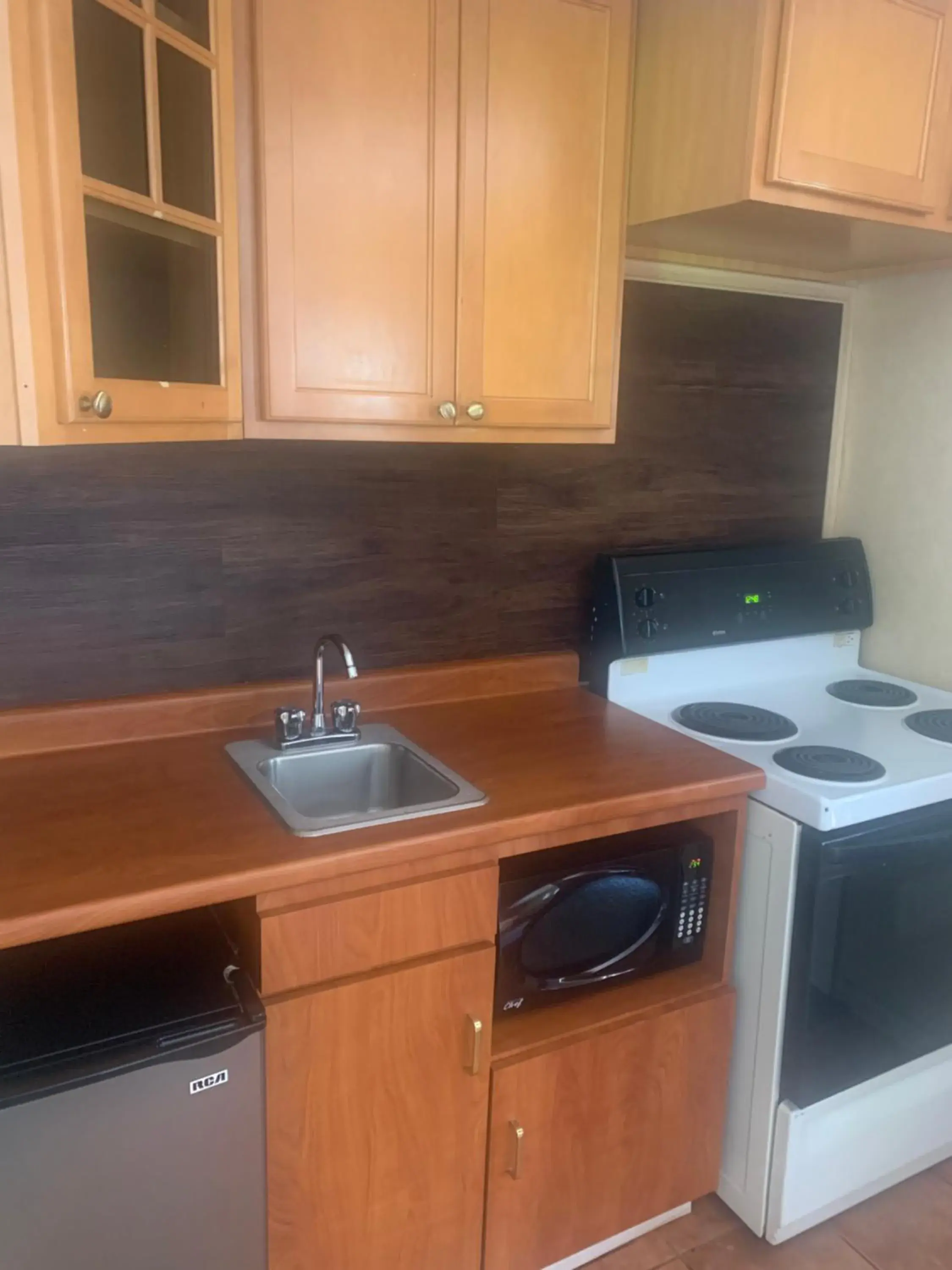 Kitchen/Kitchenette in Bestway Motel