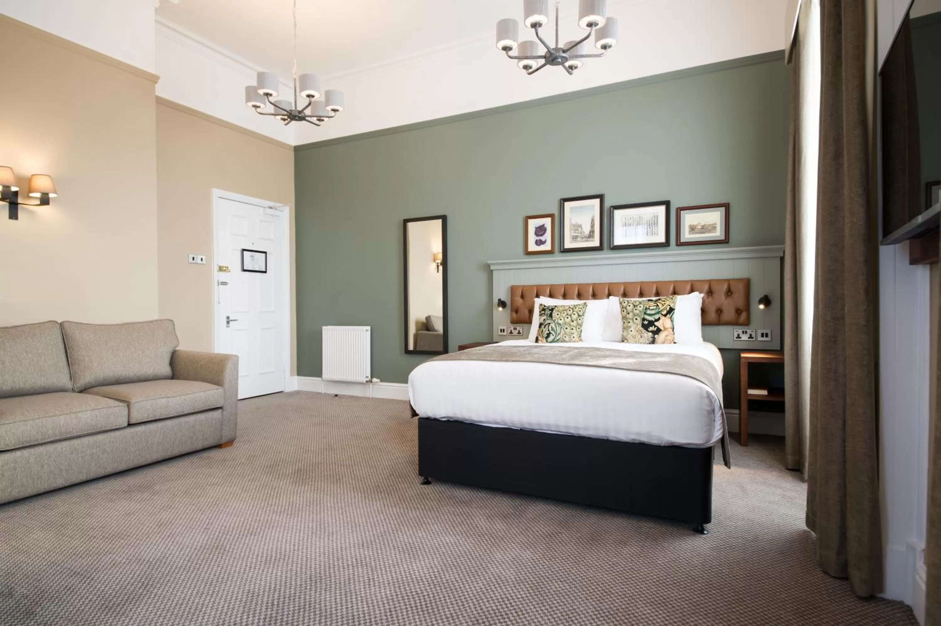 Photo of the whole room in The Cheshire Cat by Innkeeper's Collection