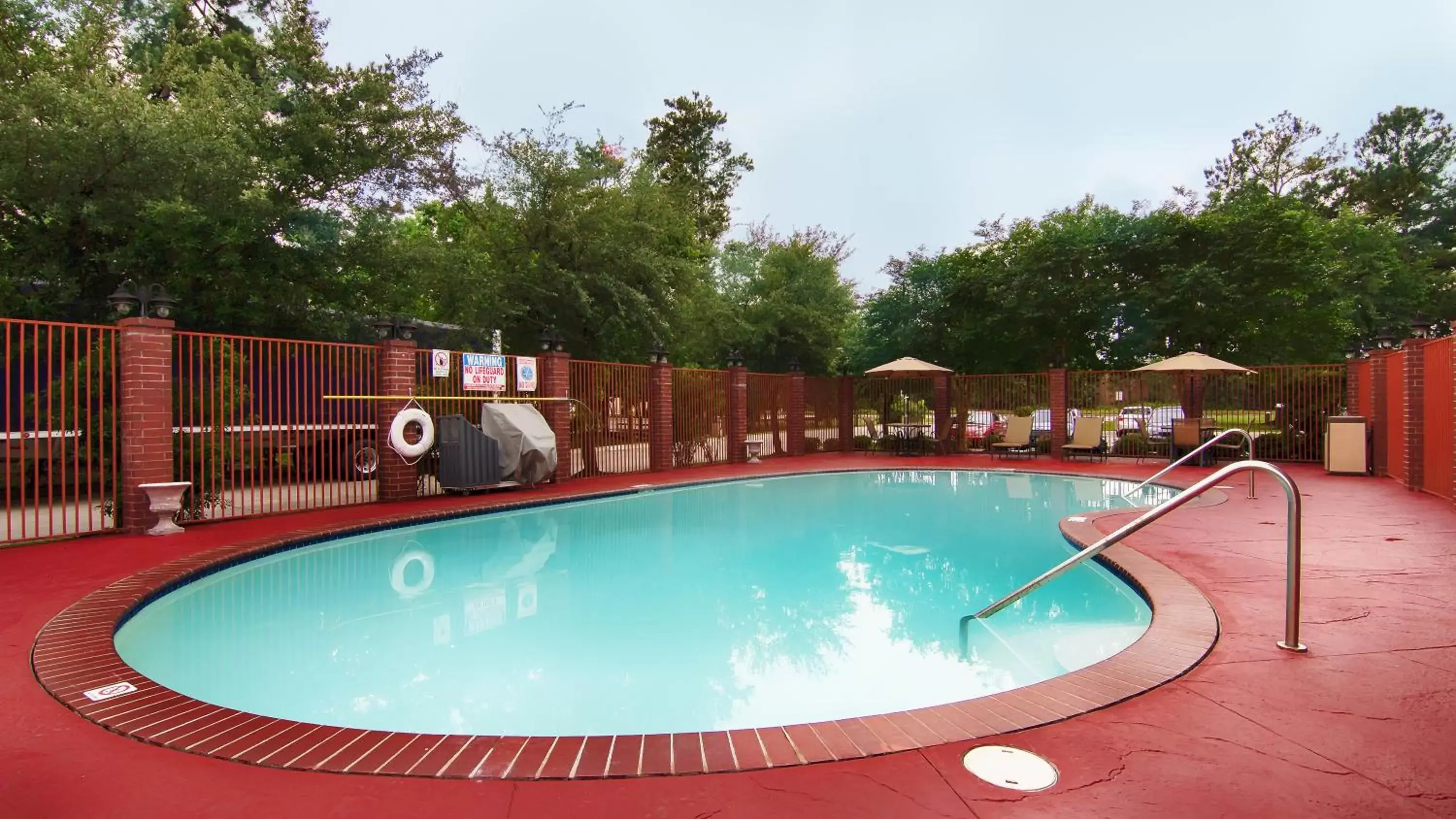 Swimming Pool in Best Western Plus The Woodlands