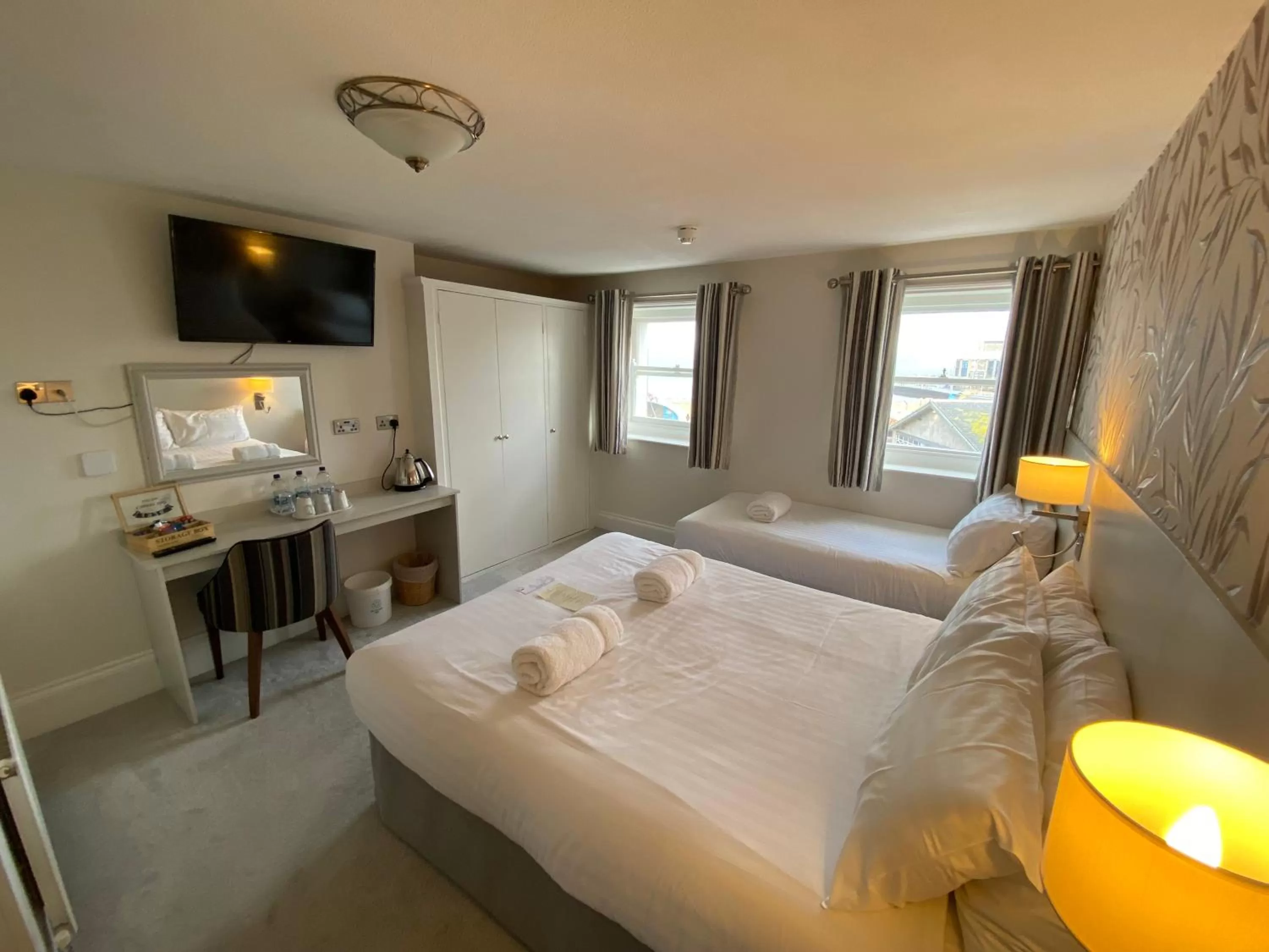 Bedroom, Bed in Alexandra Hotel