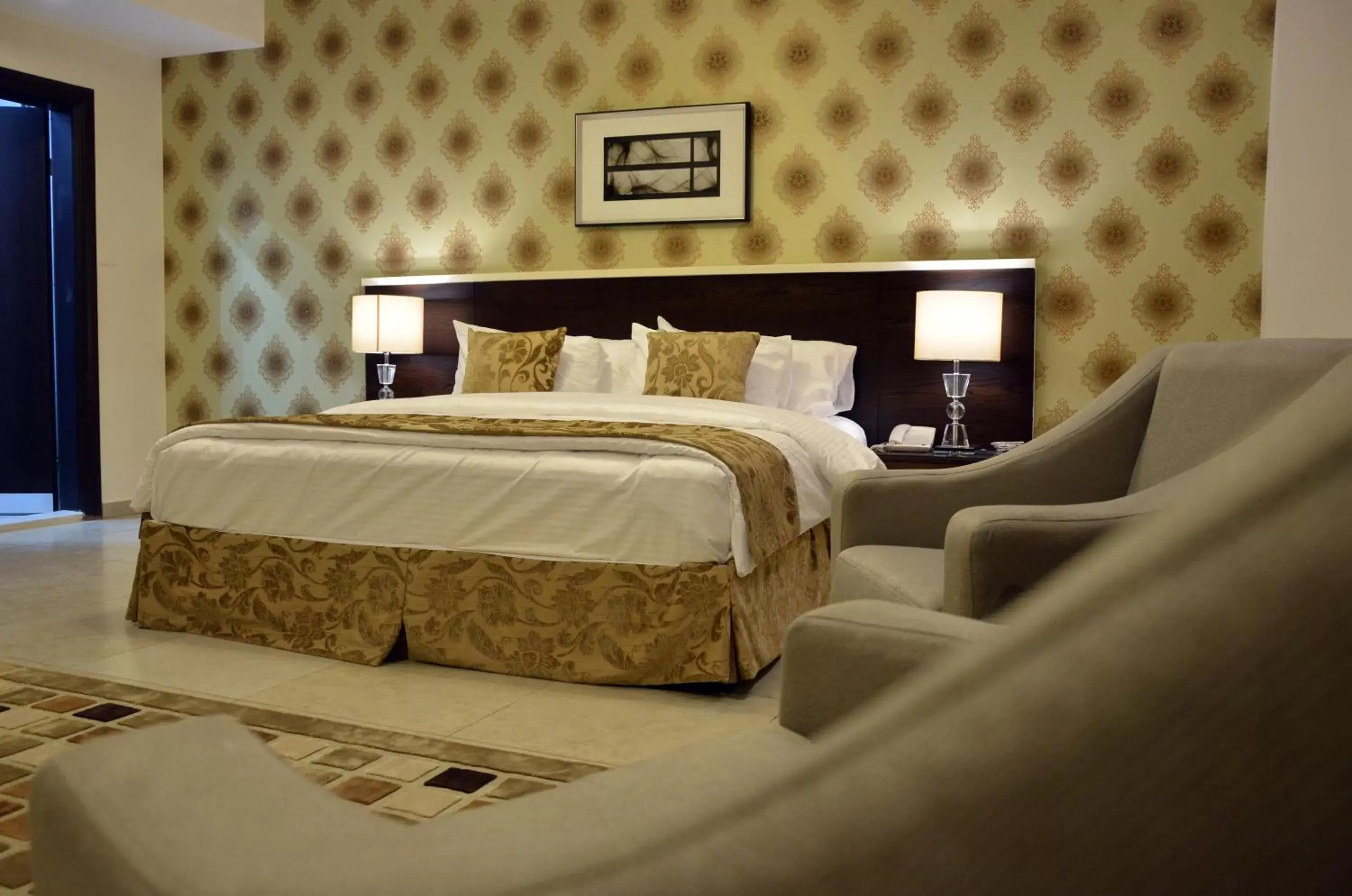 Bedroom, Bed in City Rose Hotel Suites