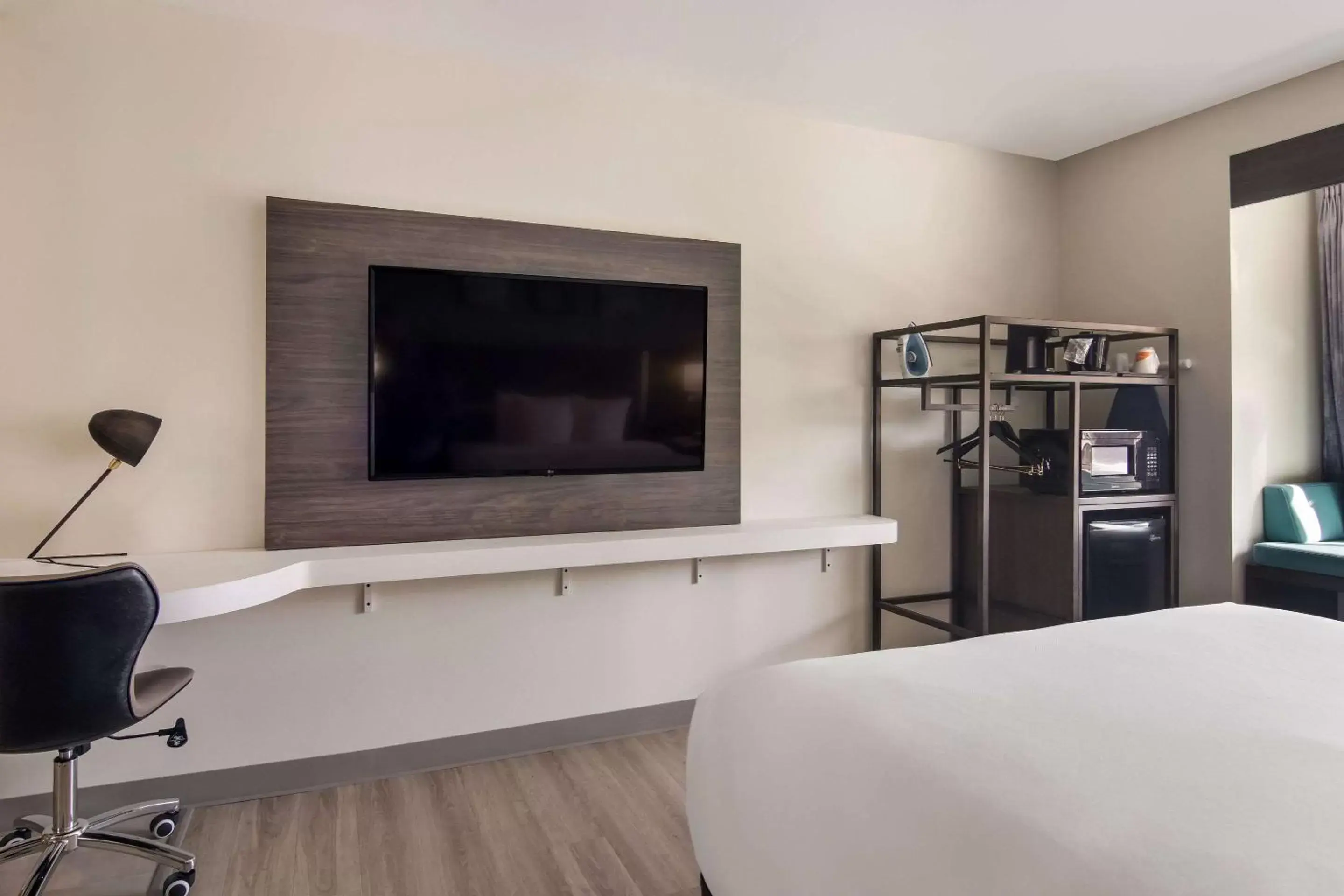 Bedroom, TV/Entertainment Center in Sleep Inn & Suites Clarion, PA near I-80