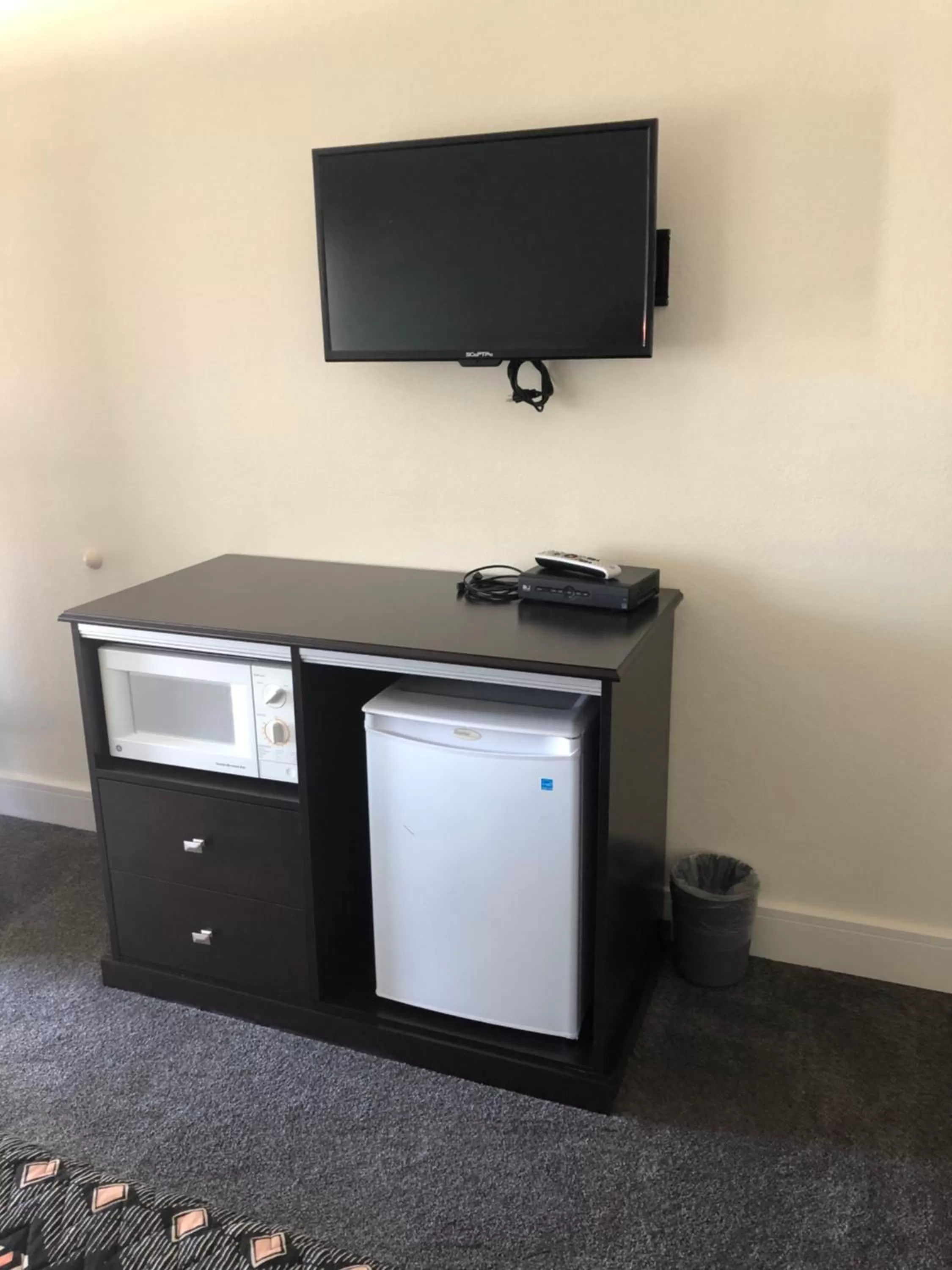 TV and multimedia, TV/Entertainment Center in El Rancho Motel