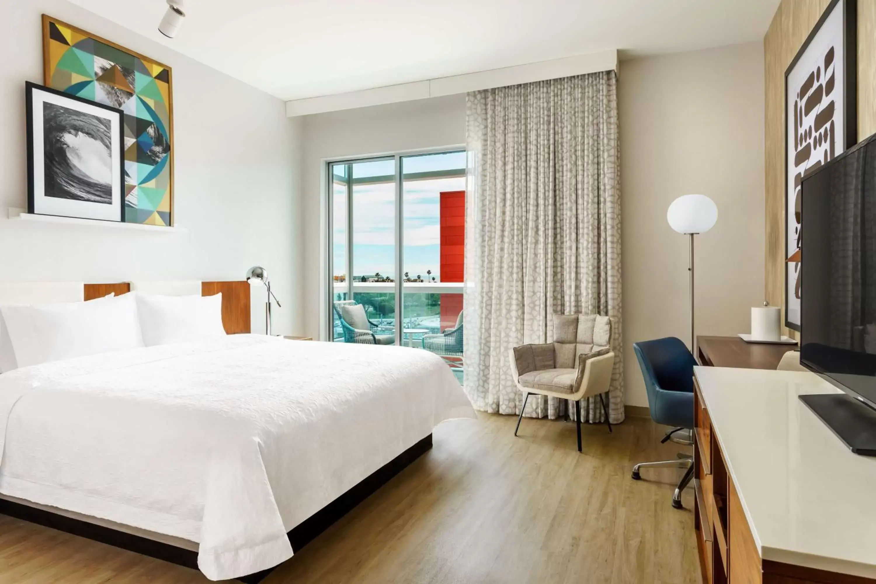 Bed in Hampton Inn & Suites Santa Monica
