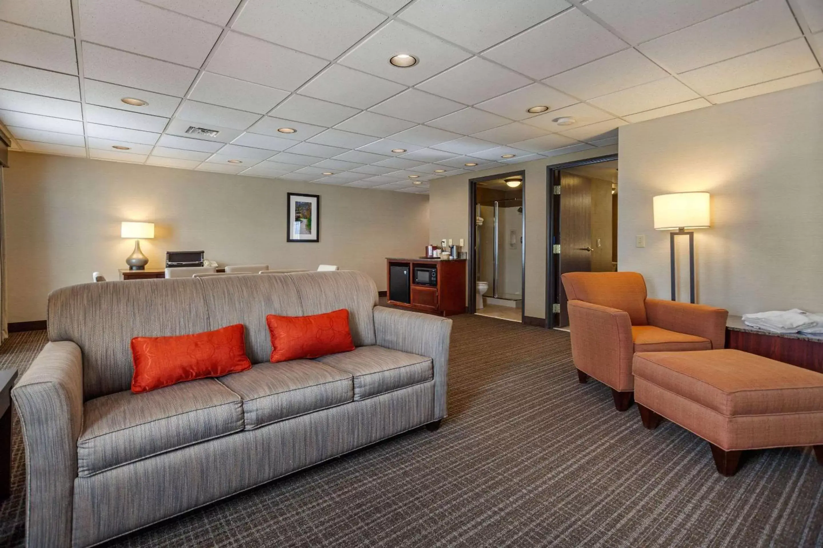 Photo of the whole room, Seating Area in Comfort Suites Green Bay