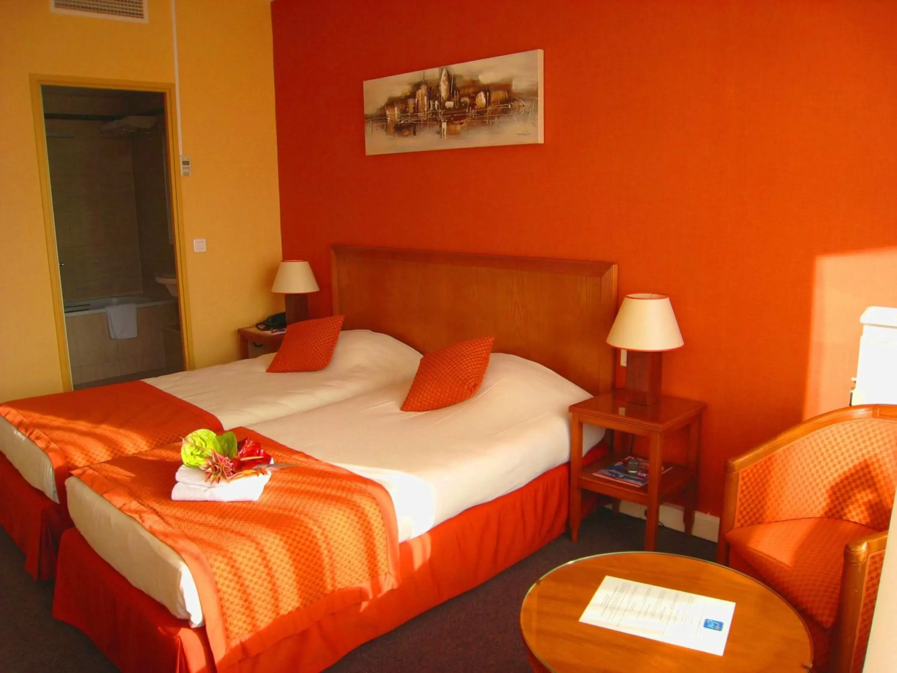 Photo of the whole room, Bed in Le Grand Monarque