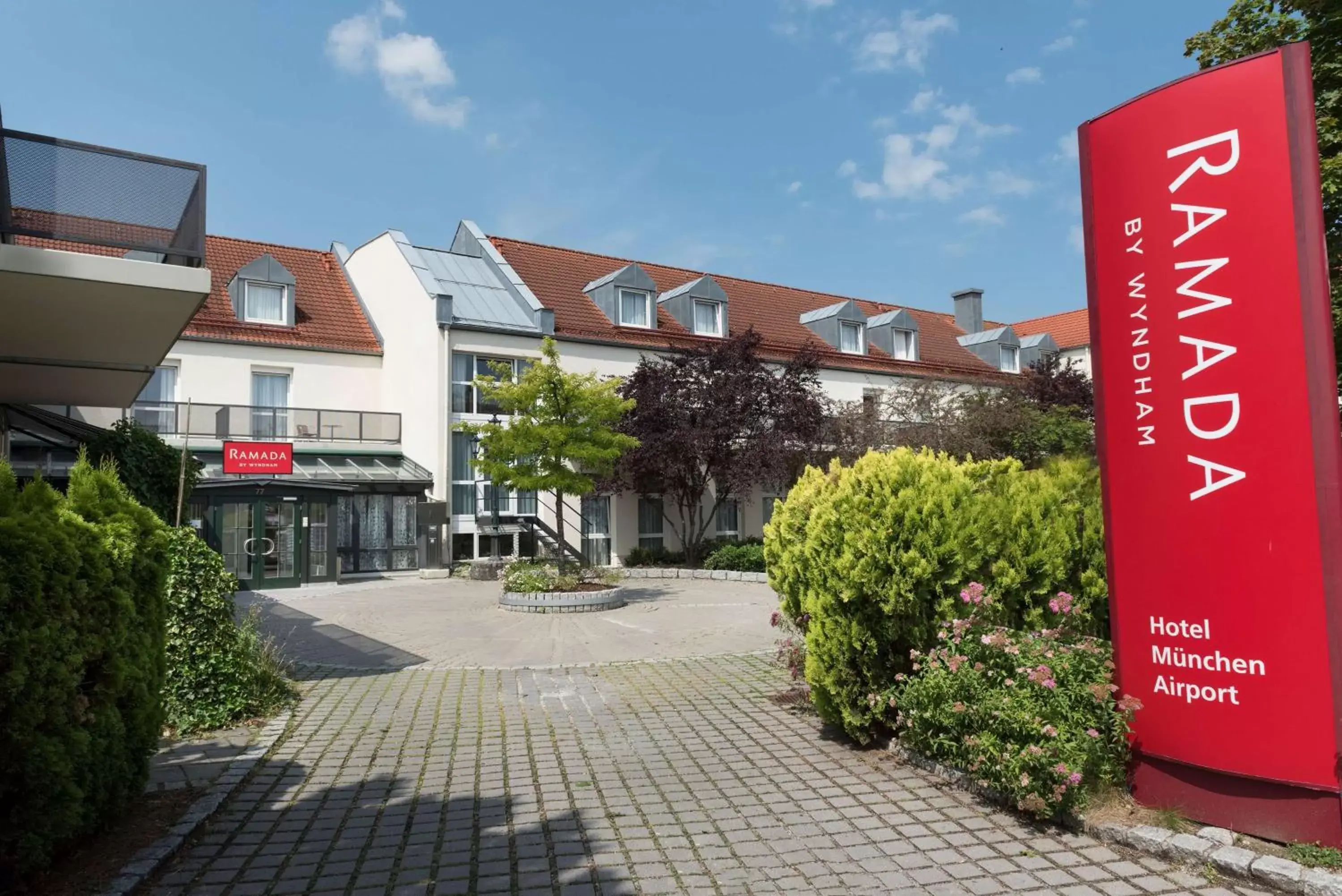 Property building in Ramada by Wyndham München Airport Property building in Ramada by Wyndham München Airport