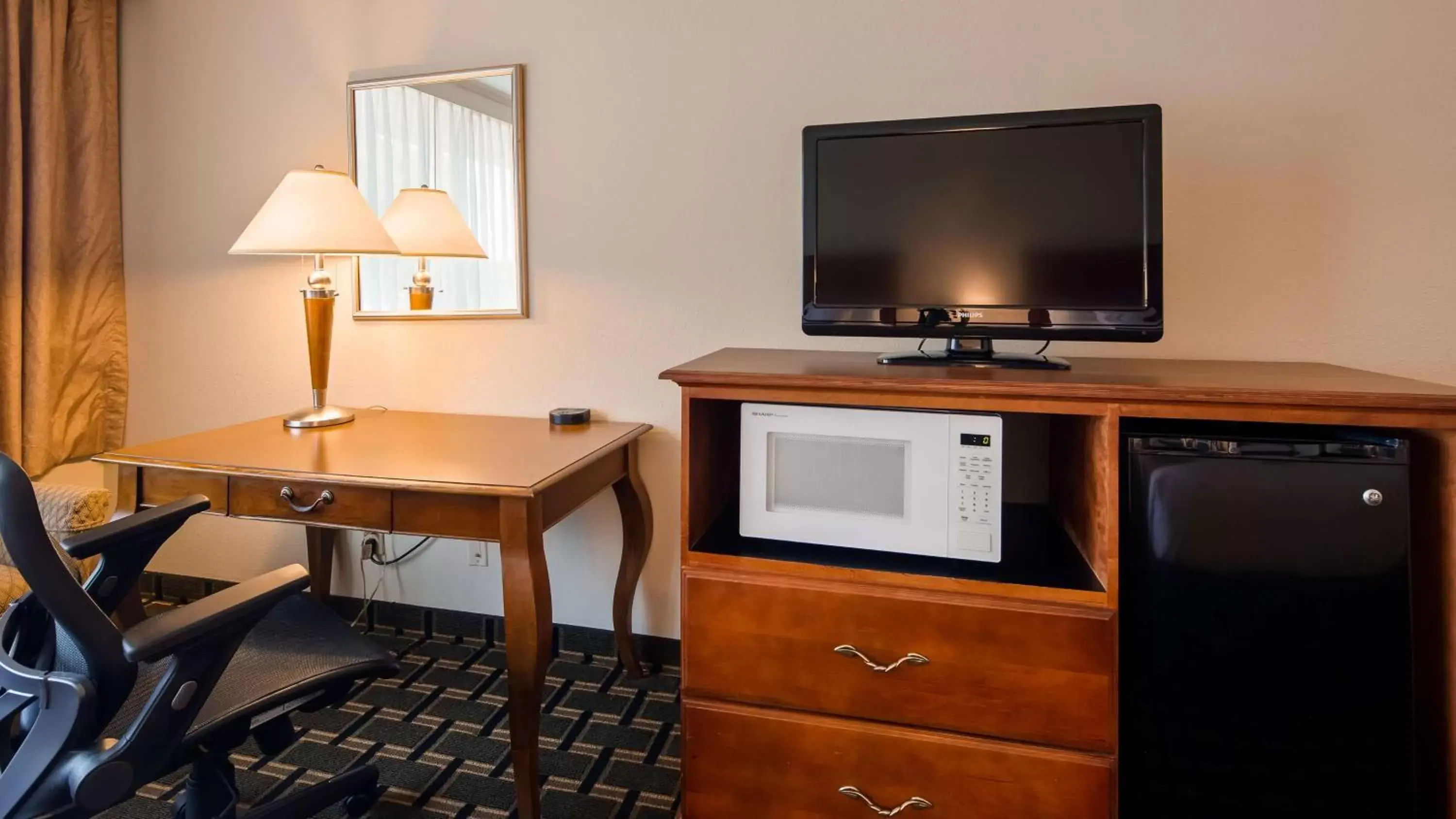 Photo of the whole room, TV/Entertainment Center in Best Western Charlotte Airport Lower South End Hotel