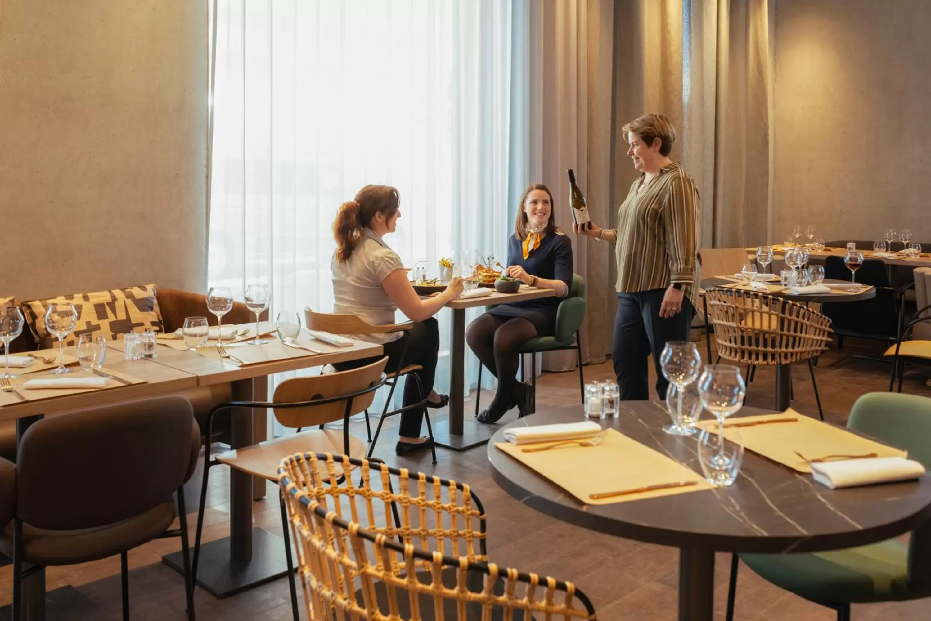 Staff, Restaurant/Places to Eat in Novotel Annemasse Centre - Porte de Genève