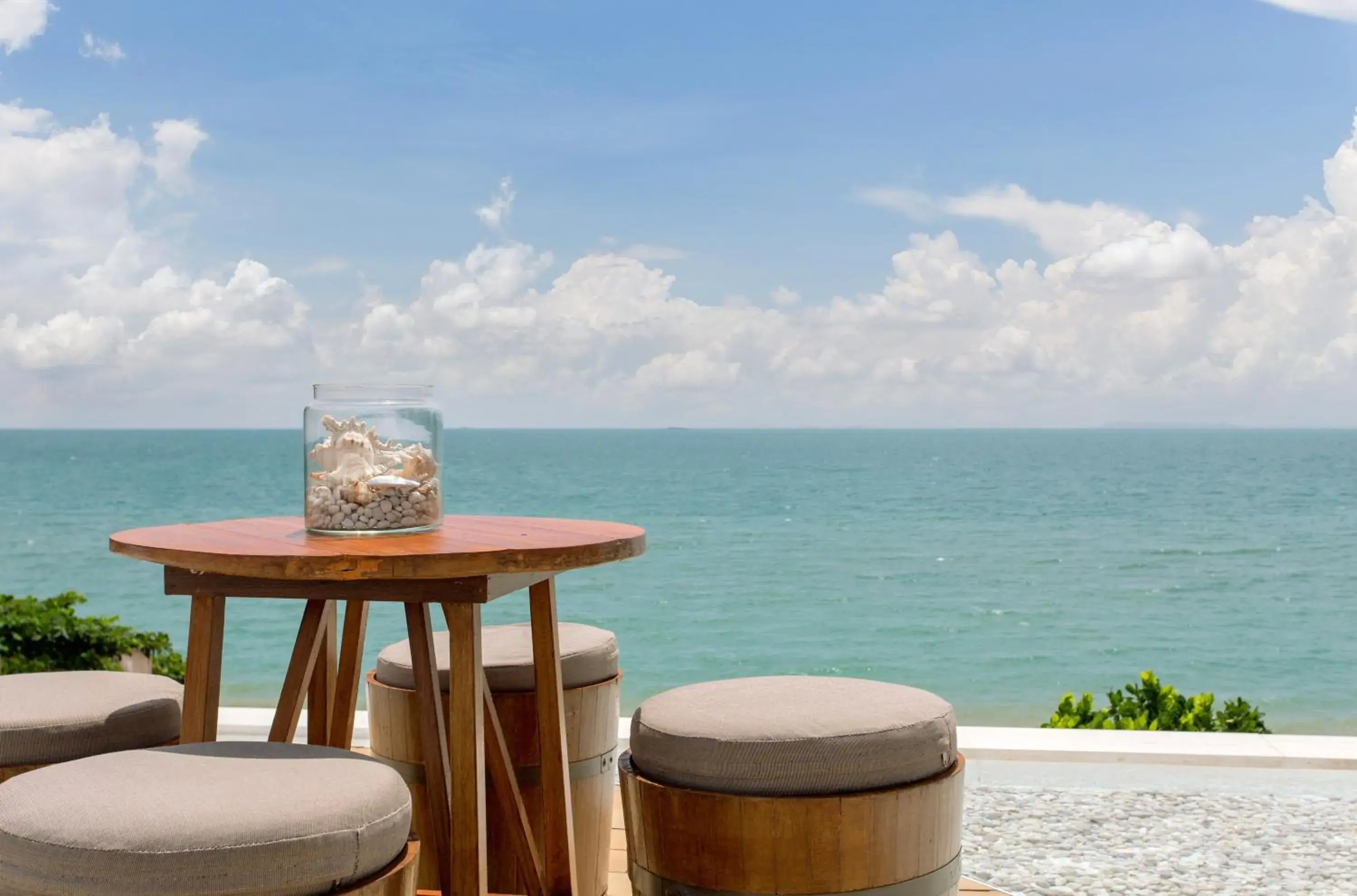 Restaurant/places to eat, Sea View in U Pattaya